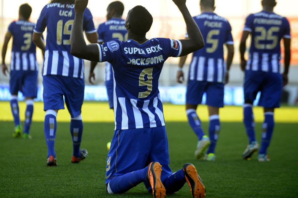 Con gol de Jackson Martínez, Porto trepó al liderato en Portugal