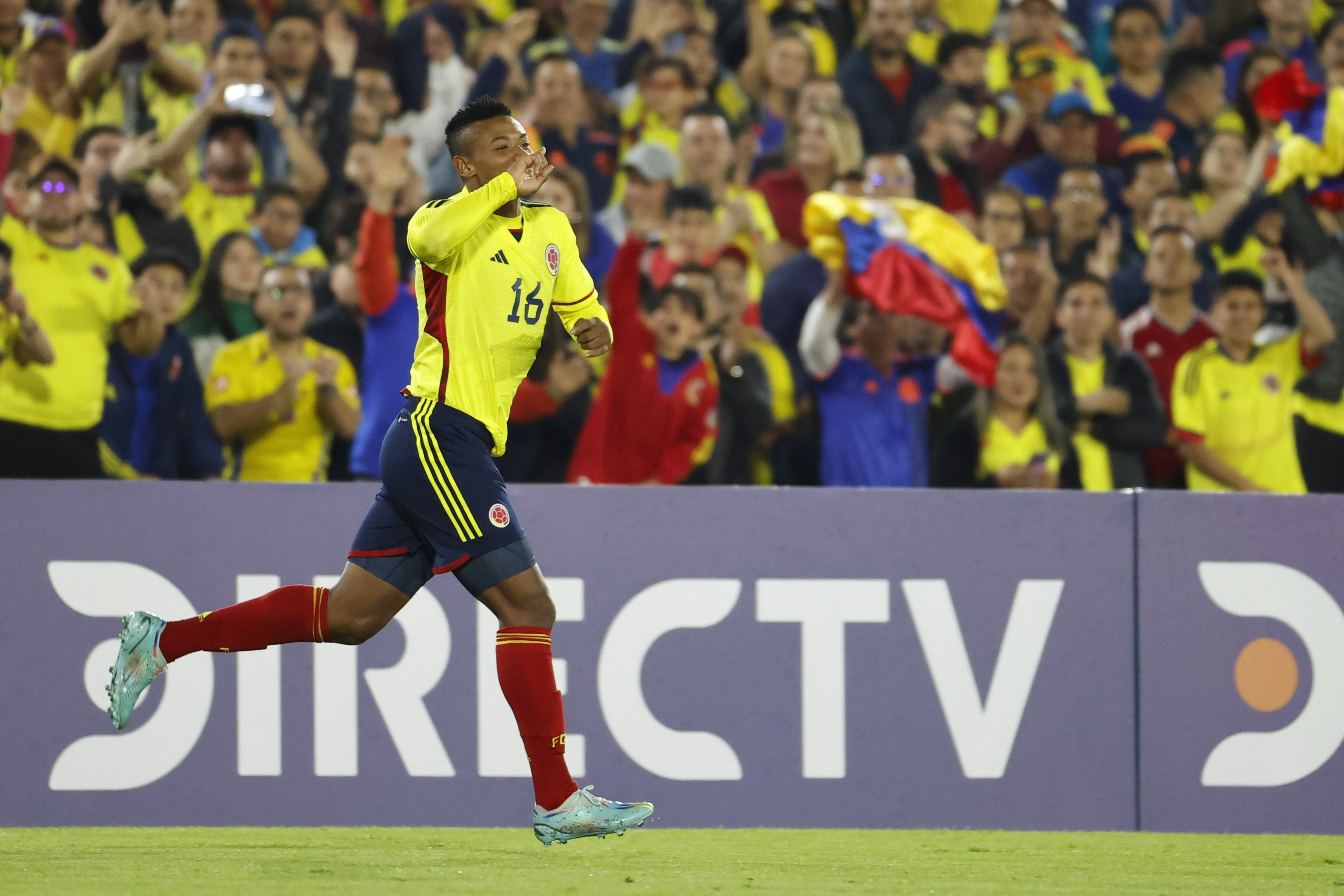 AMDEP1136. BOGOTÁ (COLOMBIA), 03/02/2023.- Oscar Cortés de Colombia celebra un gol hoy, en un partido de la fase final del Campeonato Sudamericano Sub'20 entre las selecciones de Colombia y Paraguay en el estadio El Campín en Bogotá (Colombia). EFE/ Mauricio Dueñas Castañeda