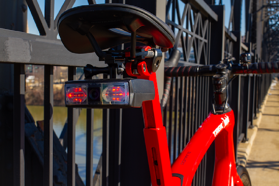 Esta luz de bicicleta con IA te protege de malos conductores: ¿cuánto cuesta?