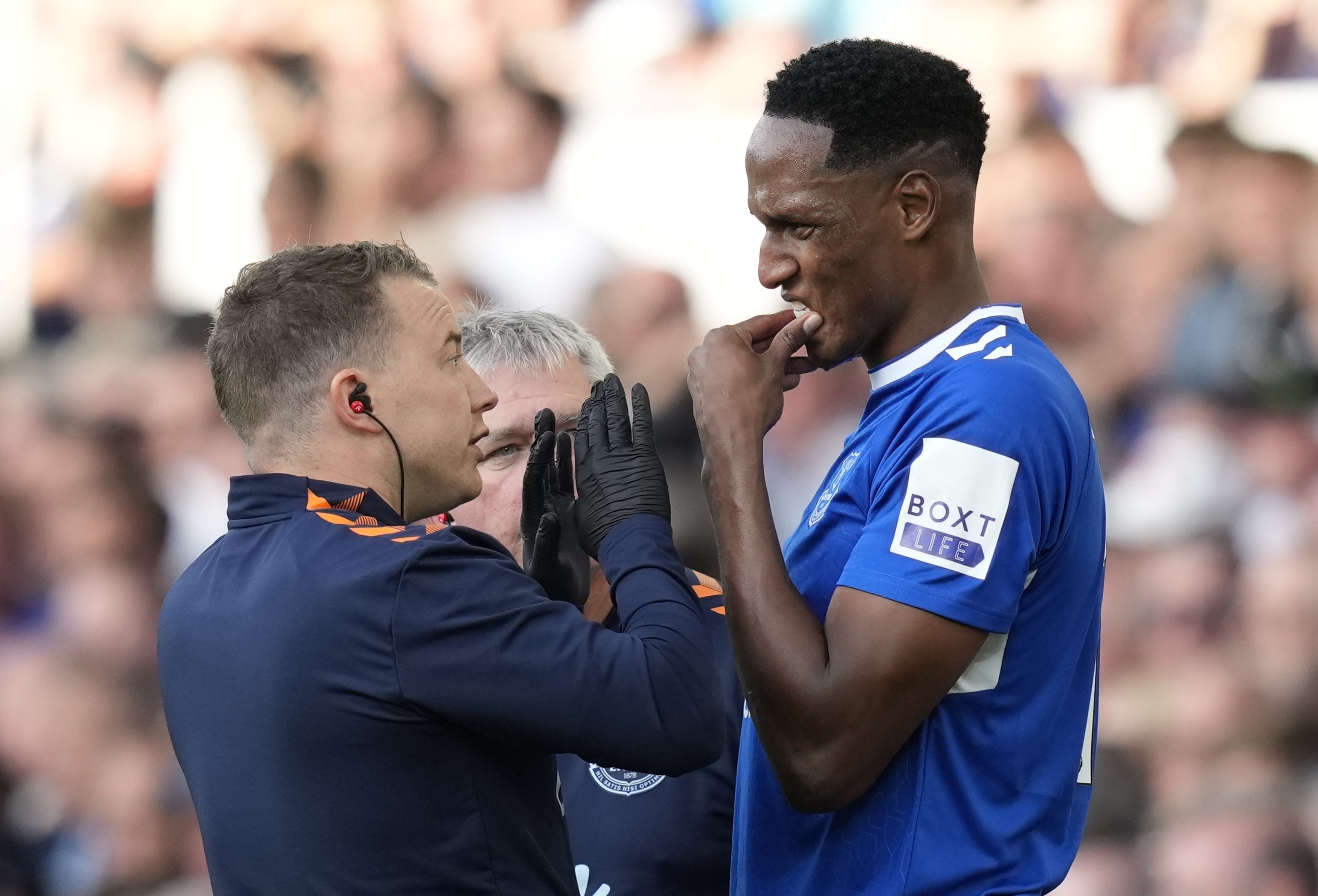 Yerry Mina enciende las alarmas en Everton, salió lesionado contra el Chelsea