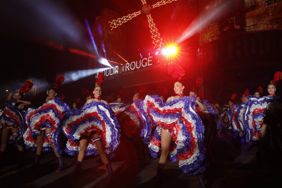 El Moulin Rouge celebró sus 130 años con un espectáculo callejero de can-can