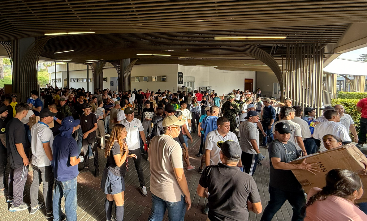 Alimentos no perecederos, agua, elementos de aseo, cobijas, pañales y artículos de primeros auxilios hacen parte de la carga que, día a día, ingresa a las instalaciones de la Cámara y sale hacia los municipios y comunidades más golpeadas por el sismo.