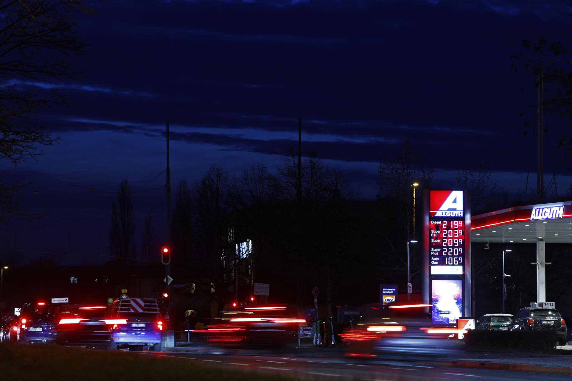 Munich (Germany), 10/03/2026.- A display shows fuel prices at a petrol station in Munich, Germany, 10 March 2026. Fuel prices have risen since the start of US and Israeli military strikes on Iran and retaliatory attacks by Iran. (Alemania) EFE/EPA/ANNA SZILAGYI
