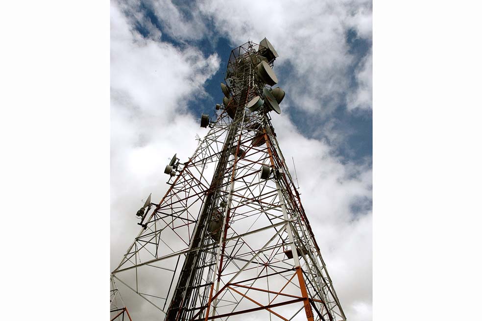 Las concesiones de 2G de Claro y Movistar en Colombia vencen el 31 de marzo.  La Corte Constitucional no ha publicado la sentencia sobre su renovación. / Archivo