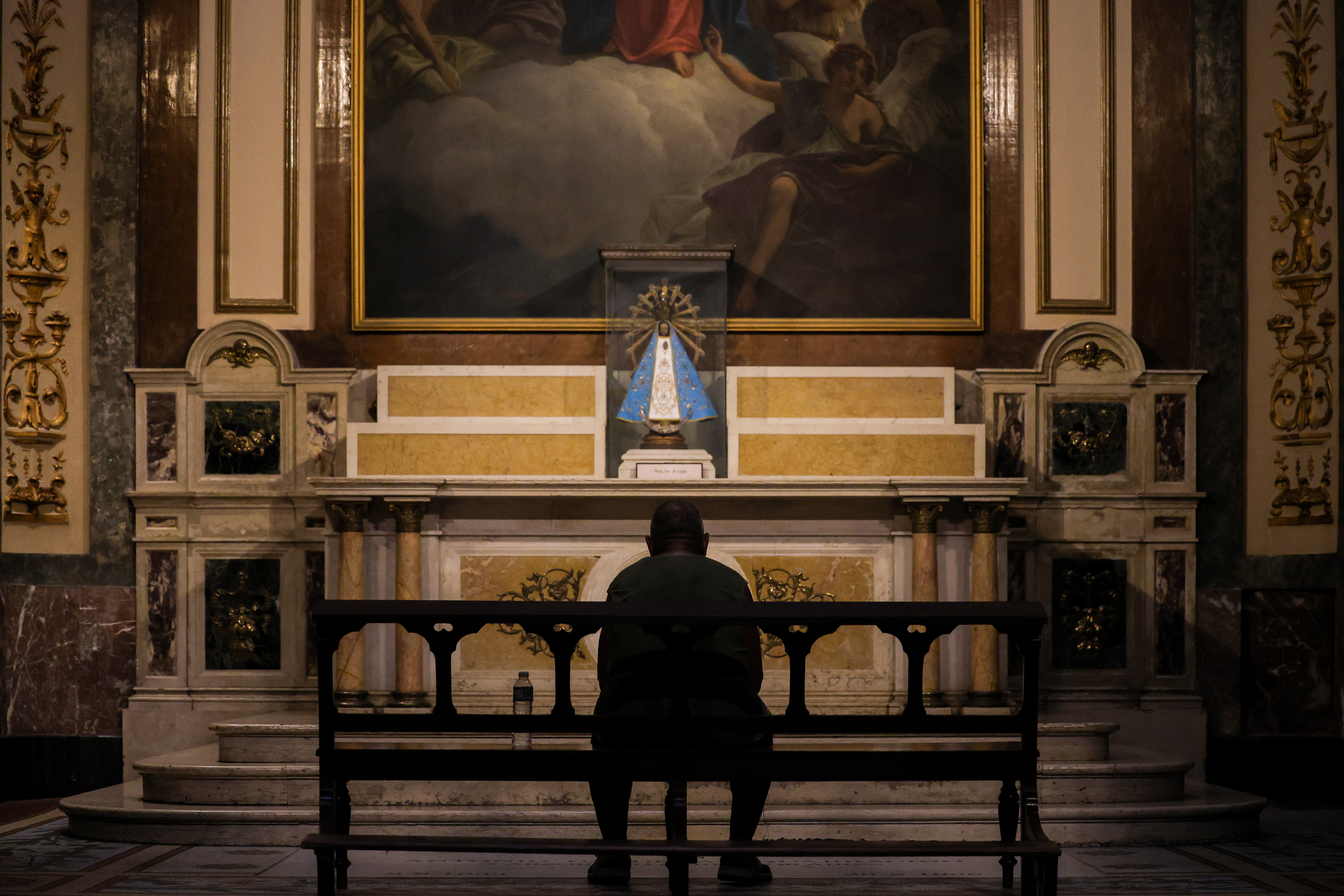 AME2483. BUENOS AIRES (ARGENTINA), 23/02/2025.- Un hombre asiste a misa por la salud del Papa Francisco este domingo en la Catedral Metropolitana de Buenos Aires (Argentina). EFE/Juan Ignacio Roncoroni