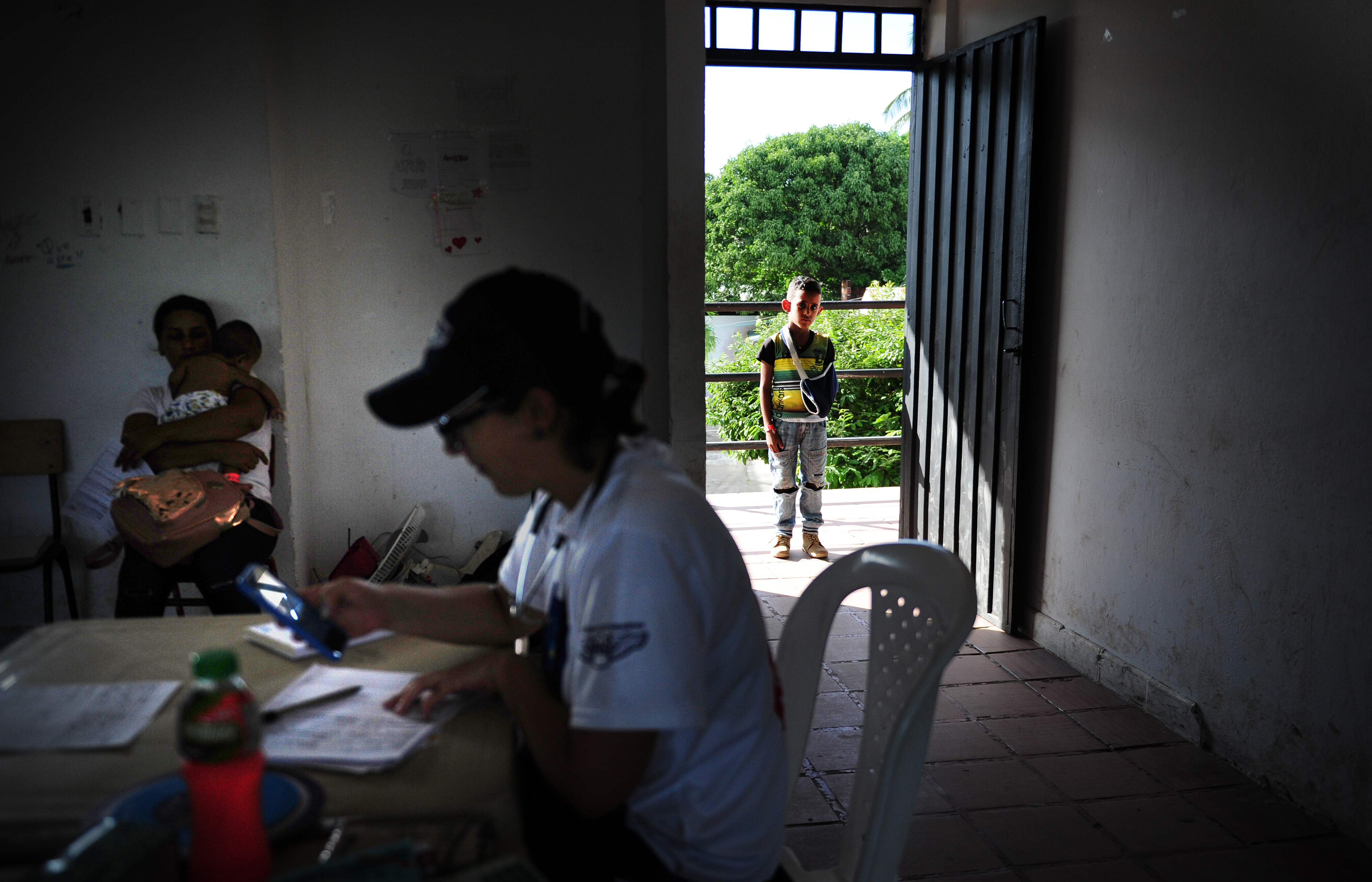 Un niño, inmigrante venezolano, espera para ser atendido por médicos de la patrulla aérea en Arauca.