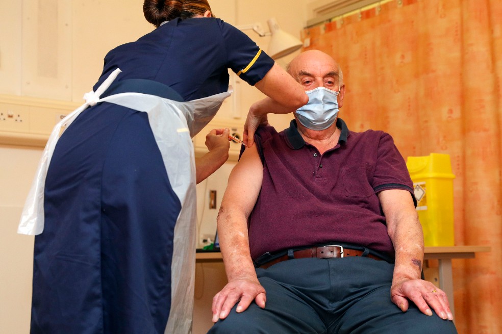 Hombre de 82 años, primero en recibir de manera oficial vacuna de Oxford y AstraZeneca