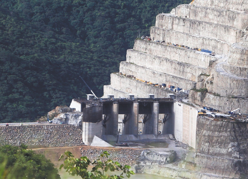 MED701. ITUANGO (COLOMBIA), 23/06/2018.-Vista general del proyecto de la central hidroelÈctrica de Hidroituango hoy, s·bado 23 de junio de 2018, durante la visita del presidente electo de Colombia, Iv·n Duque, a Ituango (Colombia). Duque asegurÛ hoy que ayudar· a sacar adelante a la central hidroelÈctrica de Ituango, que est· en construcciÛn en el noroeste de Colombia en medio de la crisis que atraviesa el proyecto de generaciÛn elÈctrica "m·s importante de la historia del paÌs". EFE/Luis Eduardo Noriega A.