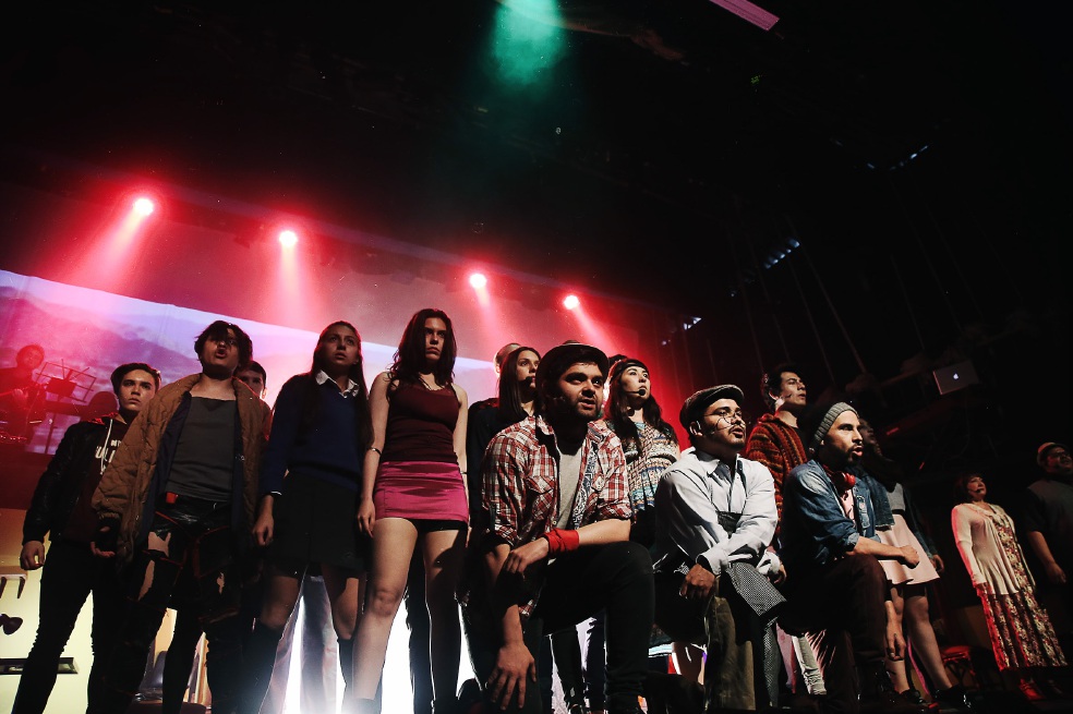El grupo actoral del musical “Del caos al cielo” está integrado por más de 30 personas en escena. / Fotos: Cortesía Casa E