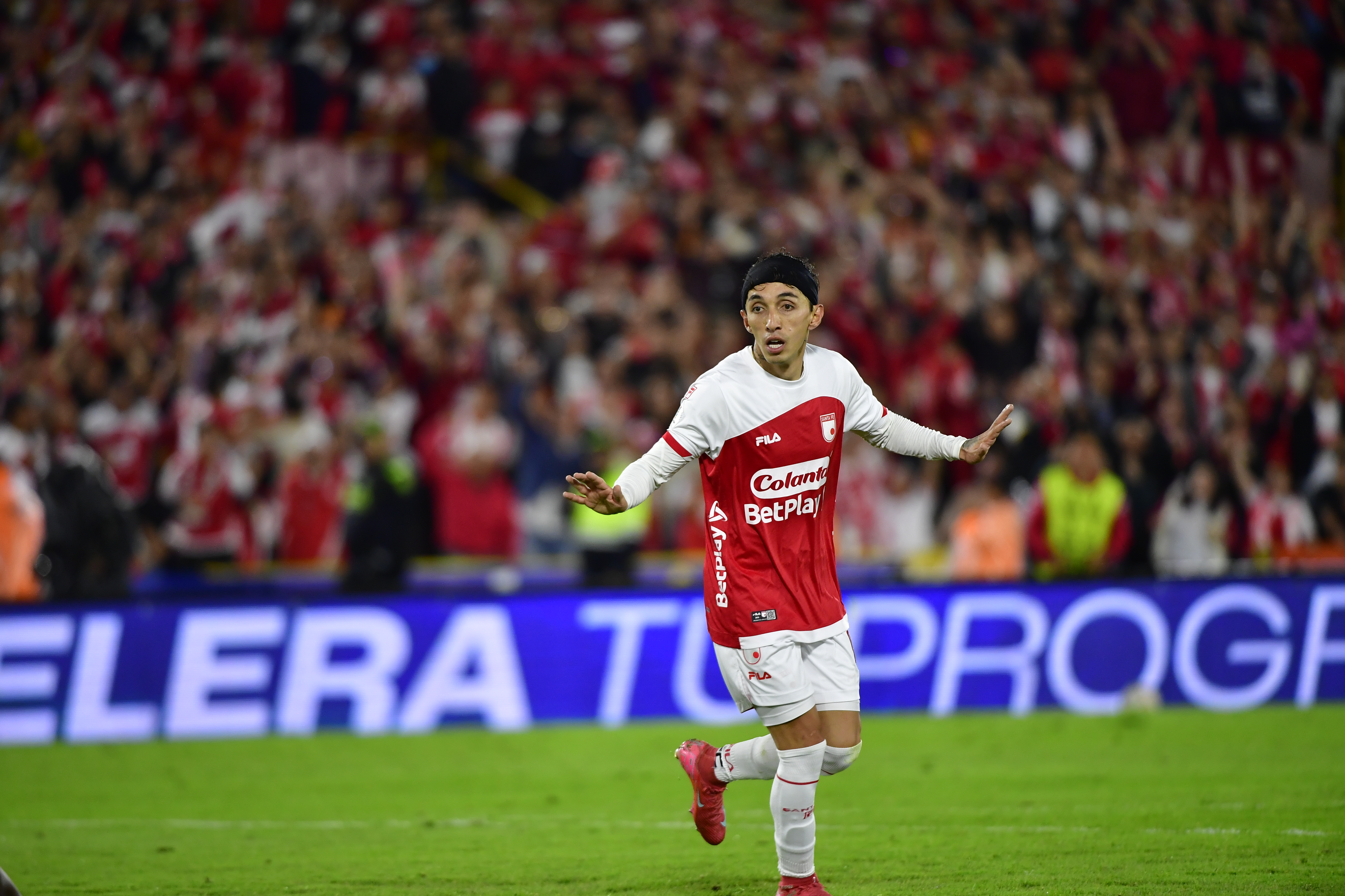 Jugador de Independiente Santa Fe durante el compromiso ante Atlético Nacional en el Estadio El Campin de Bogotá