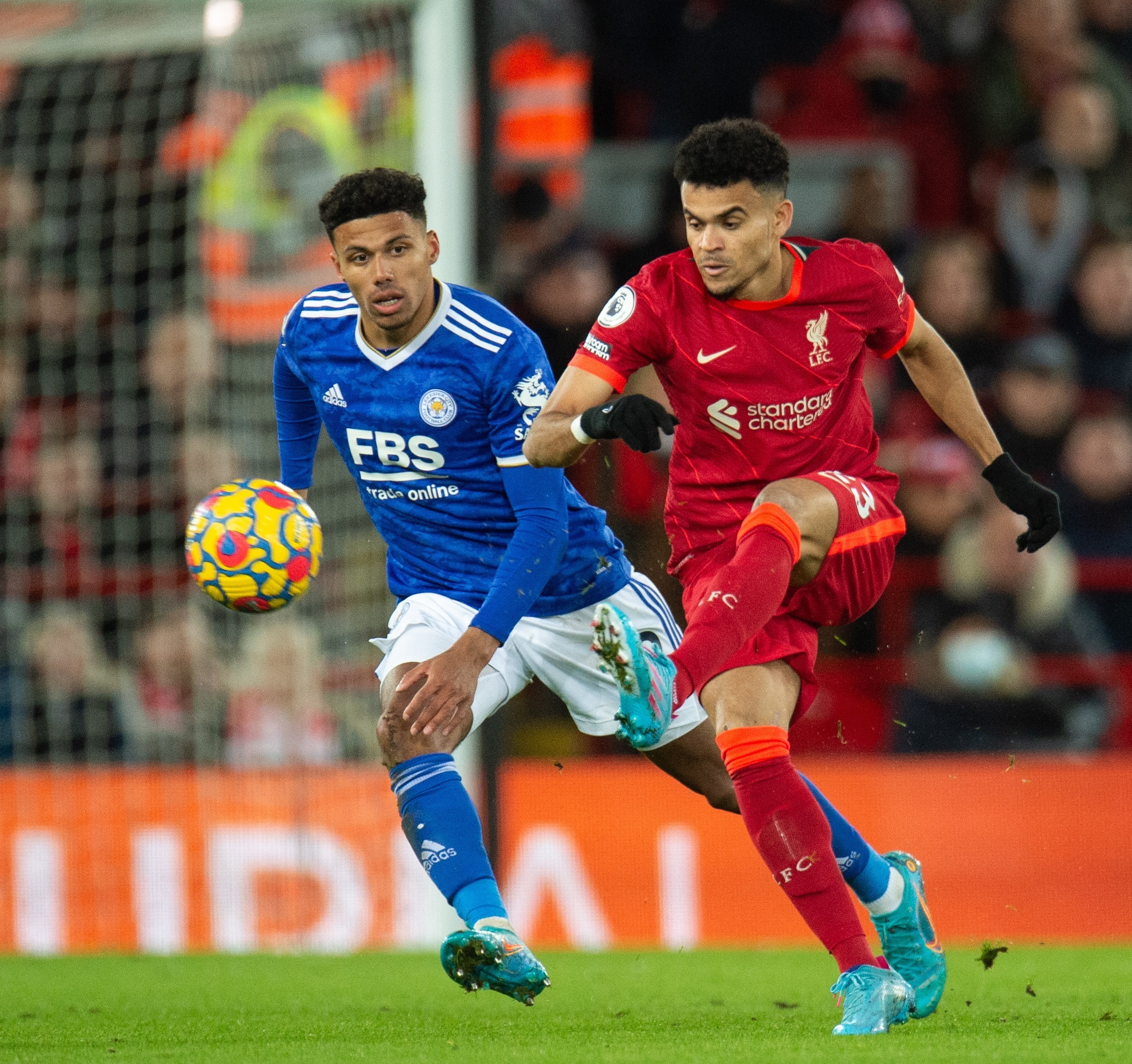 Con triunfo y destacado partido, Luis Díaz debutó en la Premier con Liverpool