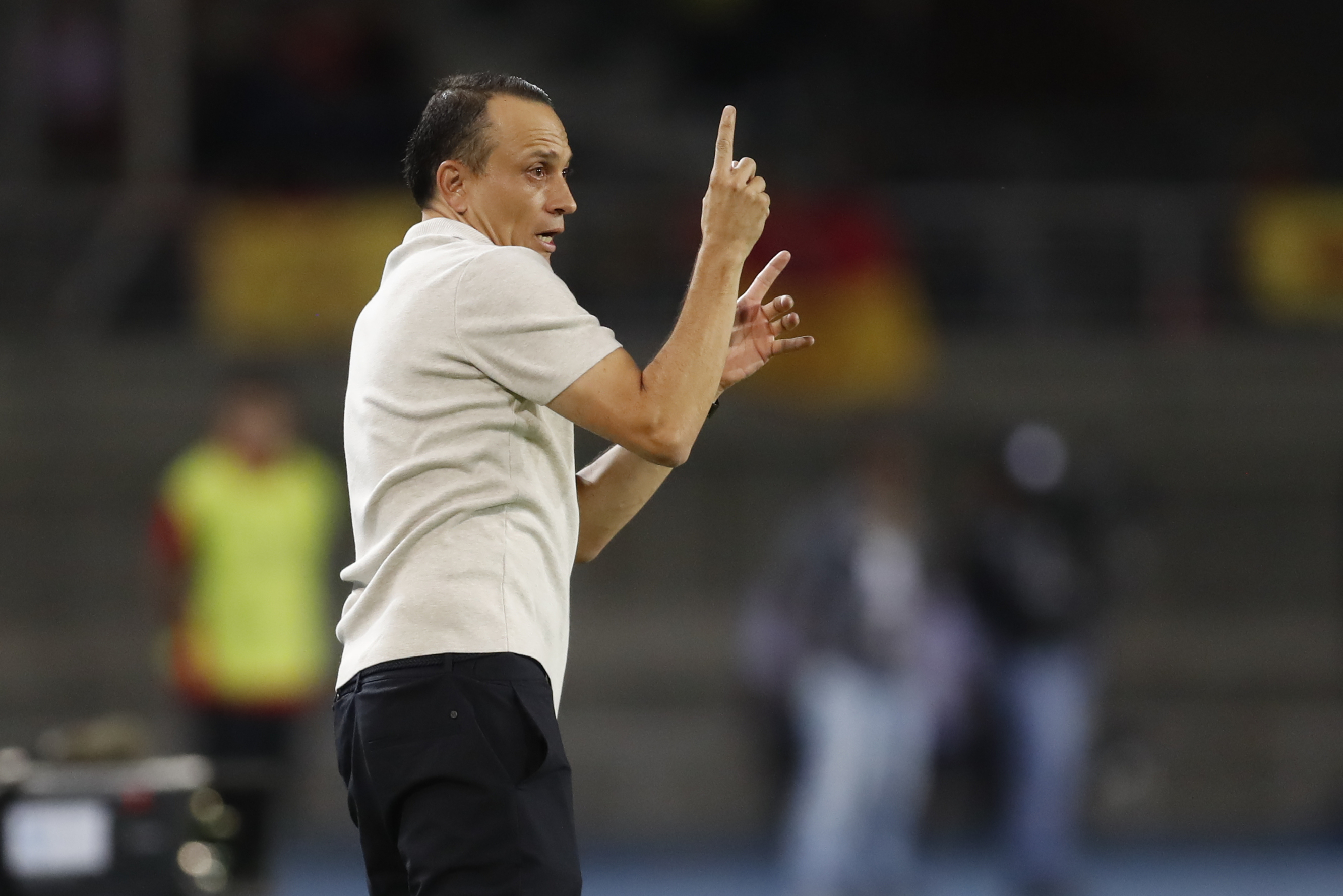 AMDEP7681. PEREIRA (COLOMBIA), 02/08/2023.- El entrenador de Pereira Alejandro Restrepo dirige hoy, en un partido de los octavos de final de la Copa Libertadores entre Deportivo Pereira e Independiente del Valle (IDV) en el estadio Hernán Ramírez Villegas en Pereira (Colombia). EFE/ Ernesto Guzmán Jr.
