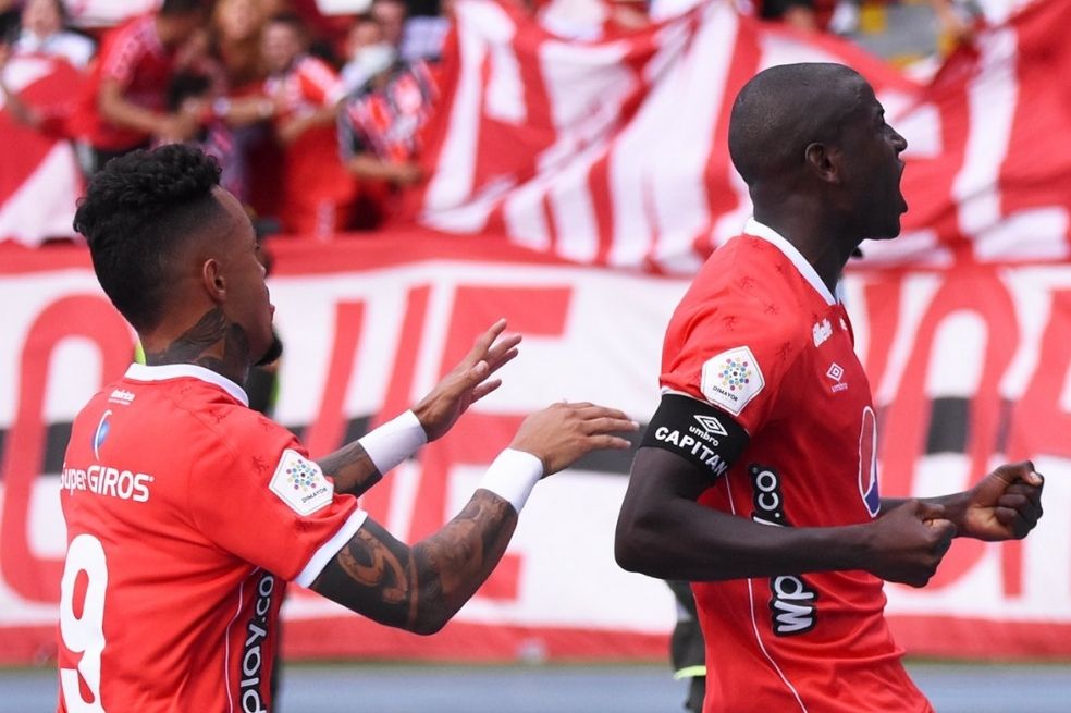 Adrián Ramos y Joao Rodríguez celebran el gol escarlata.