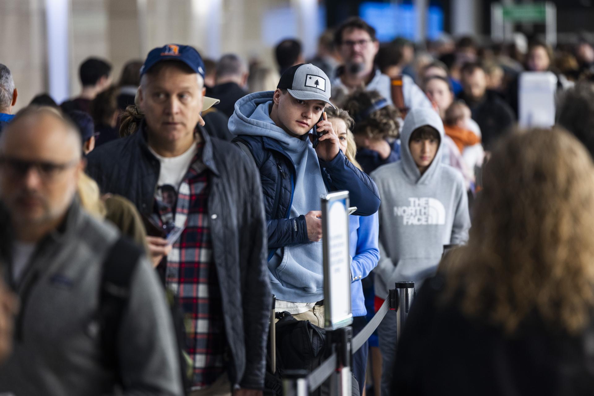 ¿Viaja a EE. UU.? Caos histórico en aeropuertos y esperas de 5 horas por falta de personal