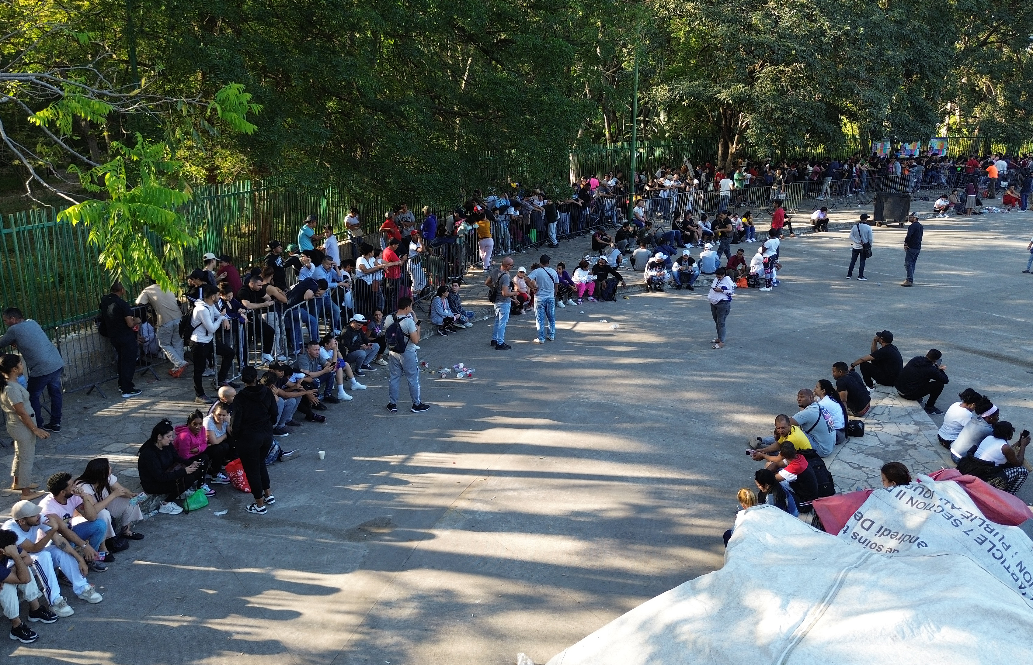 MEX541. TAPACHULA (MÉXICO), 22/01/2025.- Personas hacen fila para resolver su situación migratoria este miércoles, en Tapachula en el estado de Chiapas (México). Los migrantes varados en la frontera sur de México se debaten entre persistir en su viaje o volver a sus países ante las restricciones del nuevo presidente de Estados Unidos, Donald Trump, y las repatriaciones anunciadas por la mandataria mexicana, Claudia Sheinbaum. EFE/ Juan Manuel Blanco