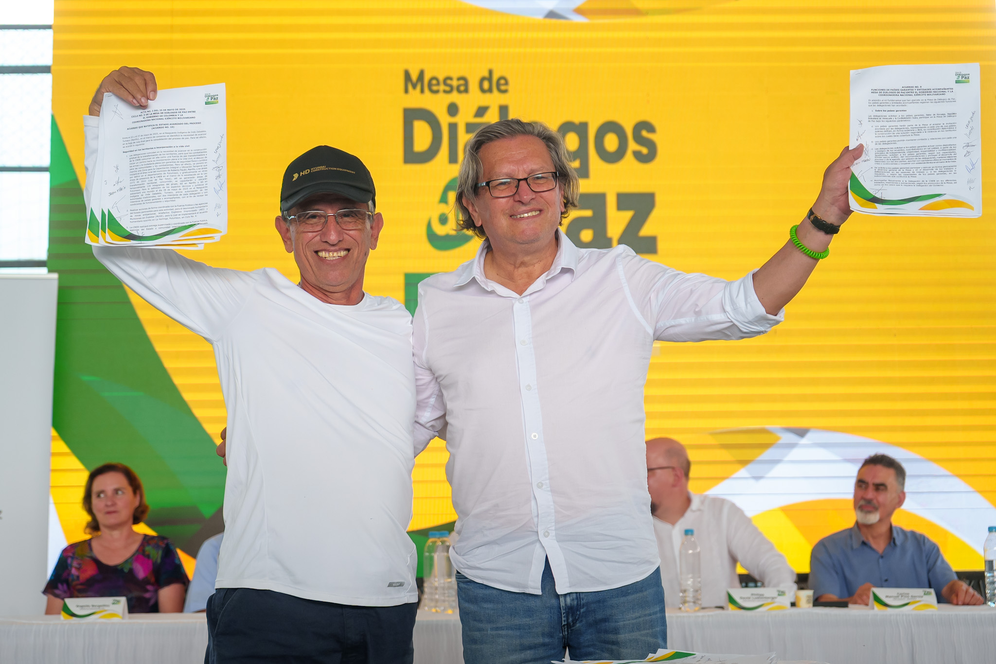 Gobierno y disidencia de Mendoza pactan proceso de sustitución de coca por $ 8.000 millones
