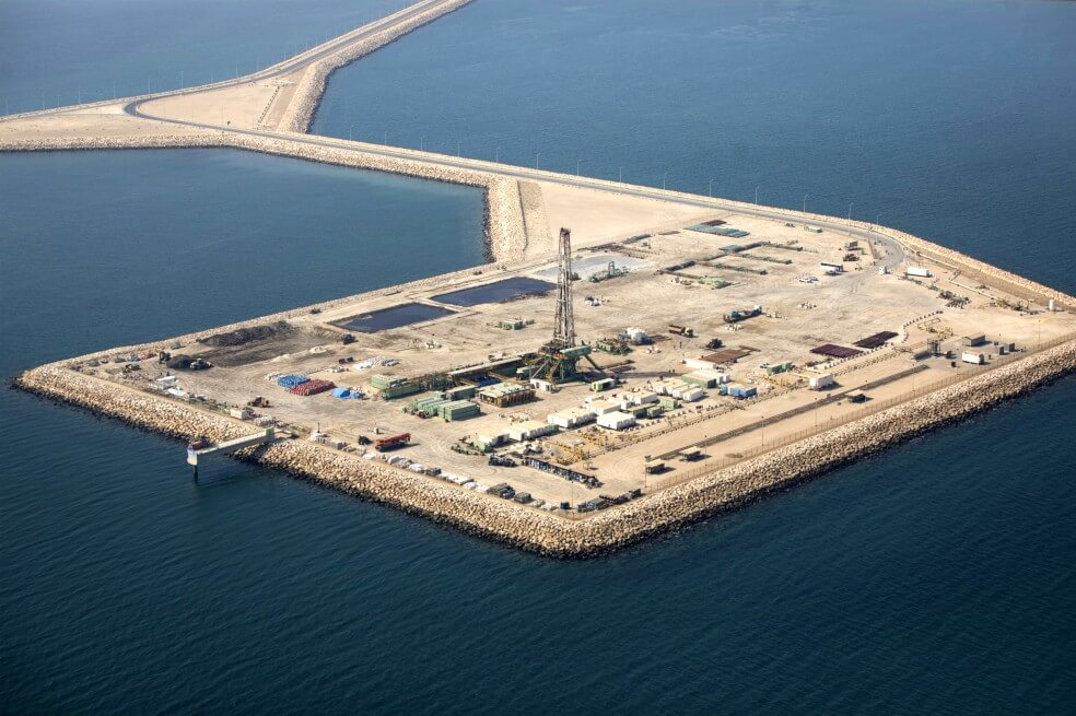 Arabia Saudita recorta producción de petróleo al nivel más bajo en 18 años