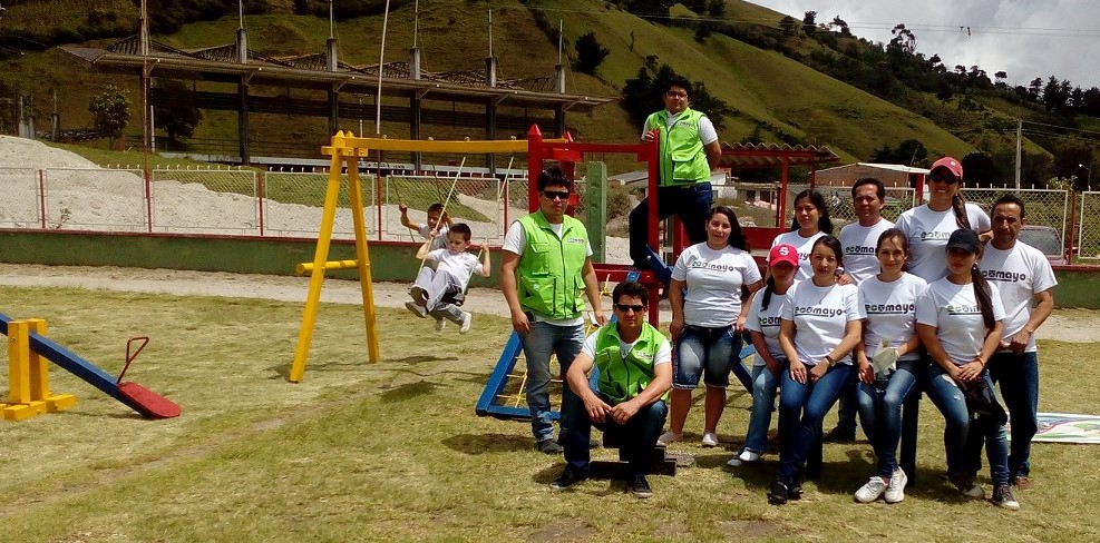 El equipo que ayudó en la entrega de un ecoparque y algunos de sus beneficiarios.