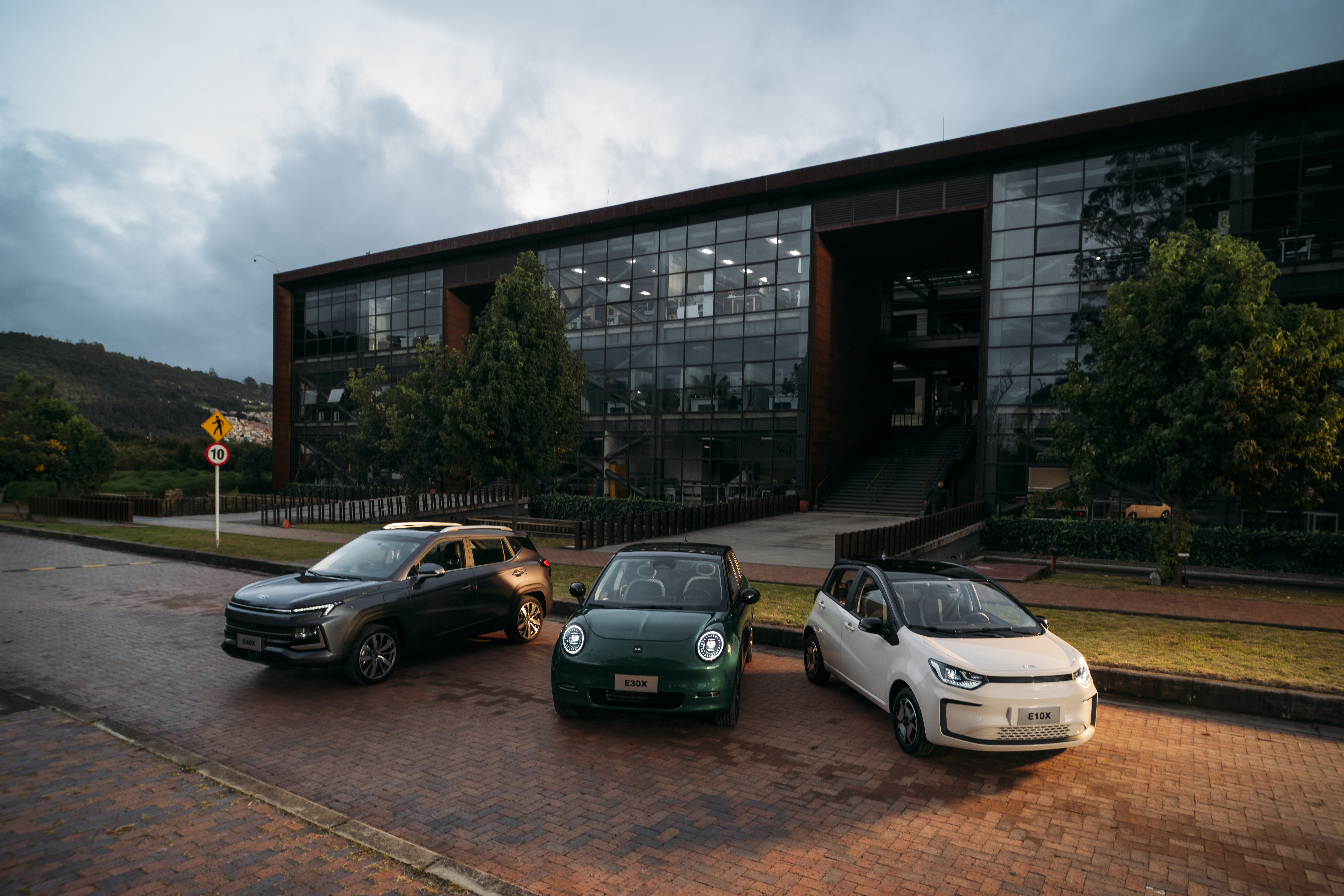 Los tres nuevos carros eléctricos que JAC trajo a Colombia. Esto cuestan