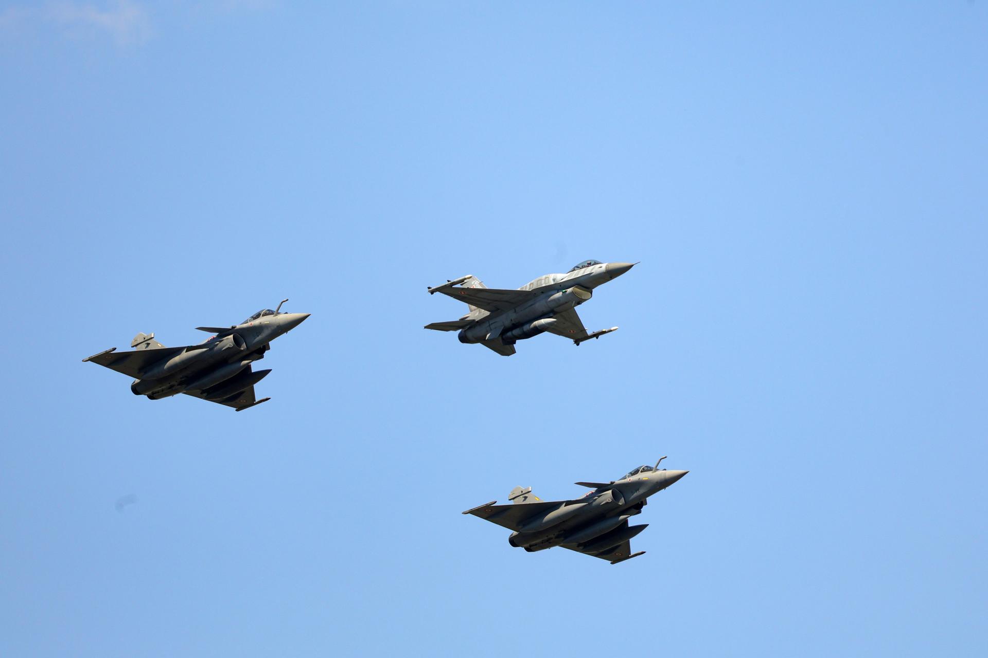 Warsaw (Poland), 15/08/2025.- Polish Air Force's F-16 fighters and Eurofighters fly during the Polish Armed Forces Day parade in Warsaw, Poland, 15 August 2025. Polish Armed Forces Day is a national holiday celebrated annually on 15 August in Poland, commemorating the anniversary of the 1920 victory over Soviet Russia at the Battle of Warsaw during the Polish-Soviet War. (Polonia, Rusia, Varsovia) EFE/EPA/RAFAL GUZ POLAND OUT