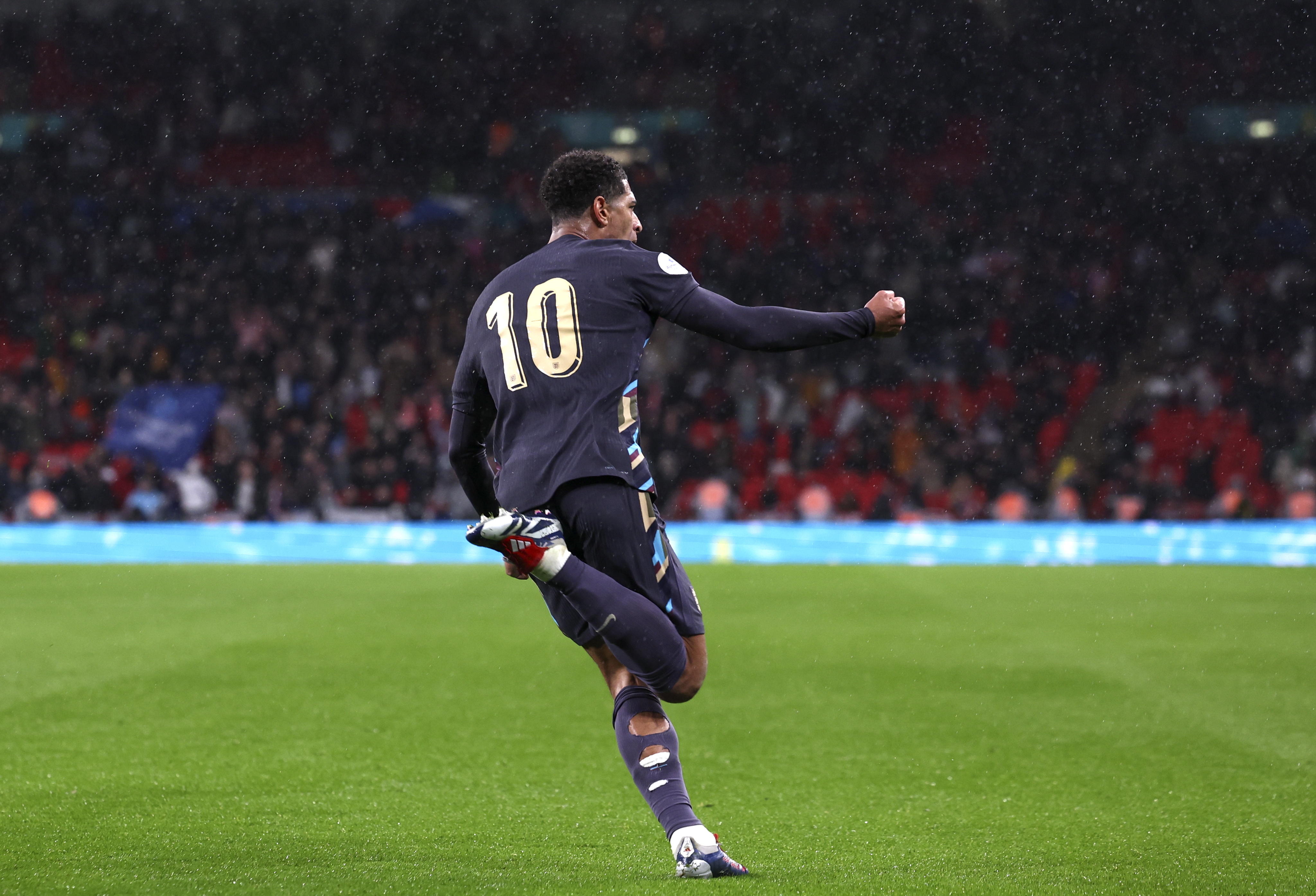 London (United Kingdom), 26/03/2024.- Jude Bellingham of England celebrates after scoring 2-2 equalizing goal during the friendly international soccer match between England and Belgium in London, Britain, 26 March 2024. (Futbol, Amistoso, Bélgica, Reino Unido, Londres) EFE/EPA/ANDY RAIN