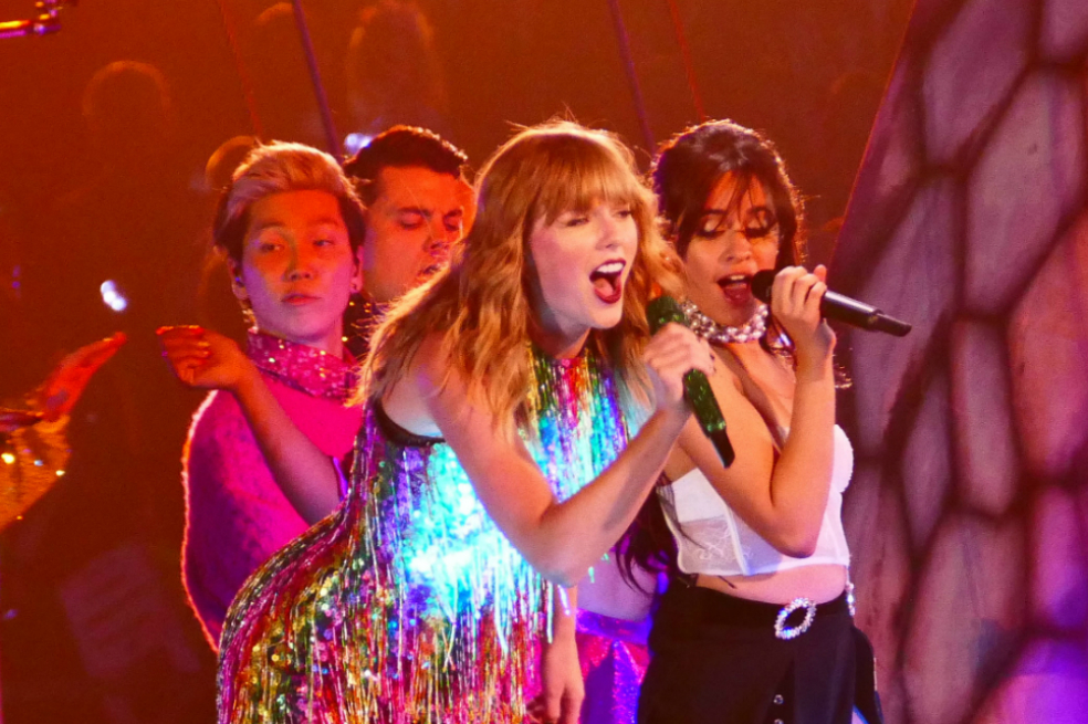 Camila Cabello cancela su concierto con Taylor Swift al ser hospitalizada