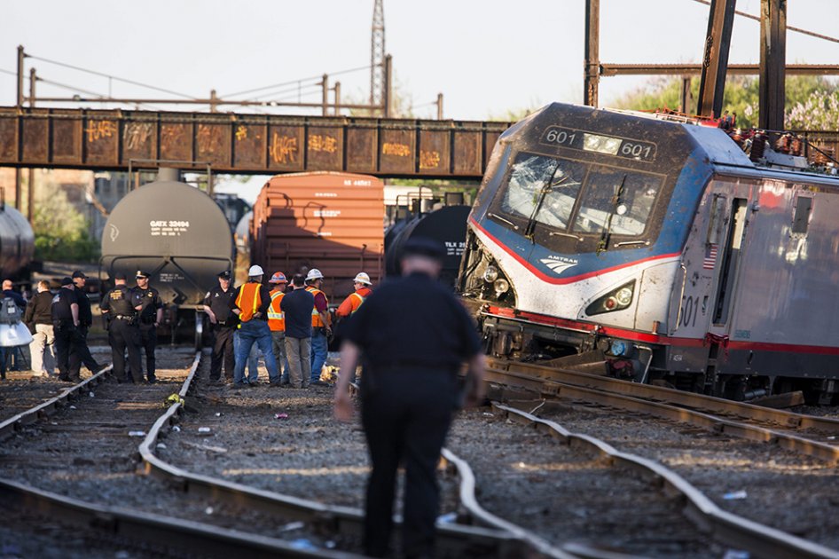Asciende a seis cifra de muertos por descarrilamiento de tren en Filadelfia