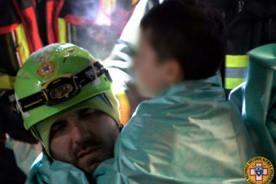 ¡Aún hay esperanza!: hallan cuatro sobrevivientes bajo escombros de hotel en Italia