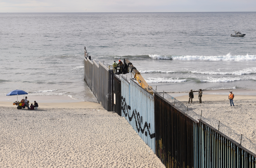 Más de mil migrantes están a las puertas de la frontera con EE. UU.