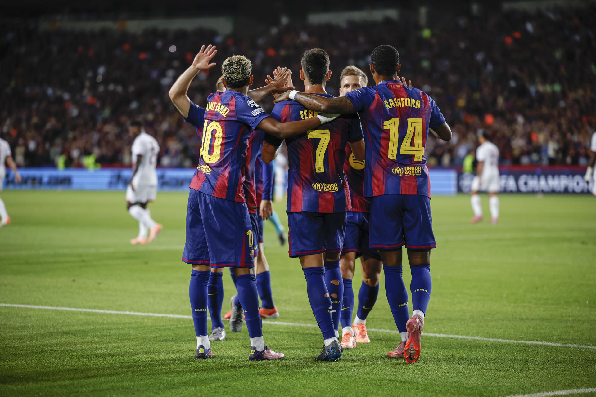 BARCELONA , 01/10/2025.- El delantero del Barcelona Ferrán Torres (c) celebra su gol durante el partido de la primera fase de la Liga de Campeones que FC Barcelona y PSG disputan este miércoles en el estadio olímpico Lluis Companys. EFE/Alberto Estévez