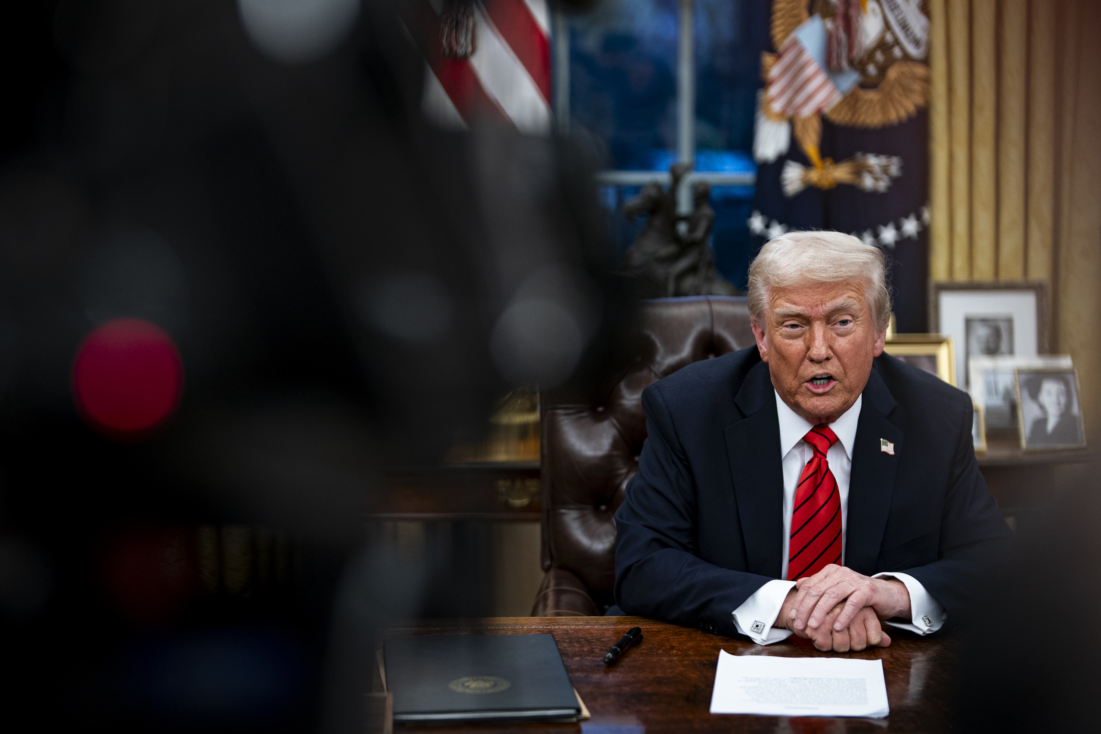 WASHINGTON (United States), 10/02/2025.- US President Donald Trump speaks during an executive order signing in the Oval Office of the White House in Washington, DC, USA, on 10 February 2025. Trump ordered a 25% tariff on steel and aluminum imports EFE/EPA/AL DRAGO / POOL