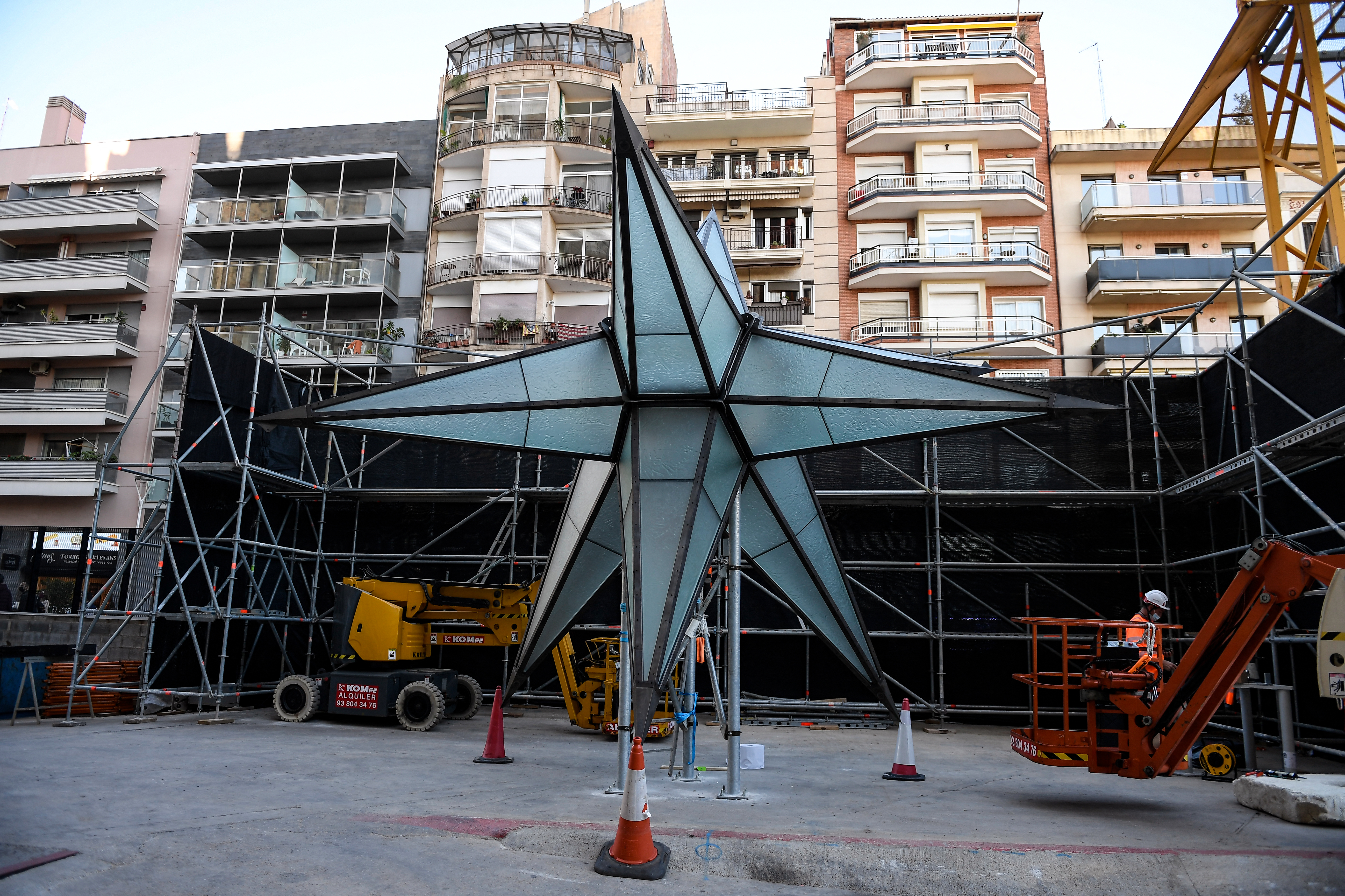 La Torre de la Virgen que se completará el 8 de diciembre de 2021 para el Día de la Inmaculada Concepción, estará coronado por una estrella iluminada de doce puntas y se elevará hasta 138 metros.