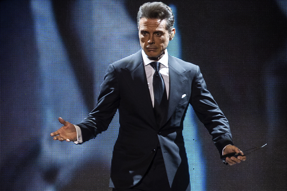 Luis Miguel habría usado un doble en concierto. Periodista asegura que no cantó