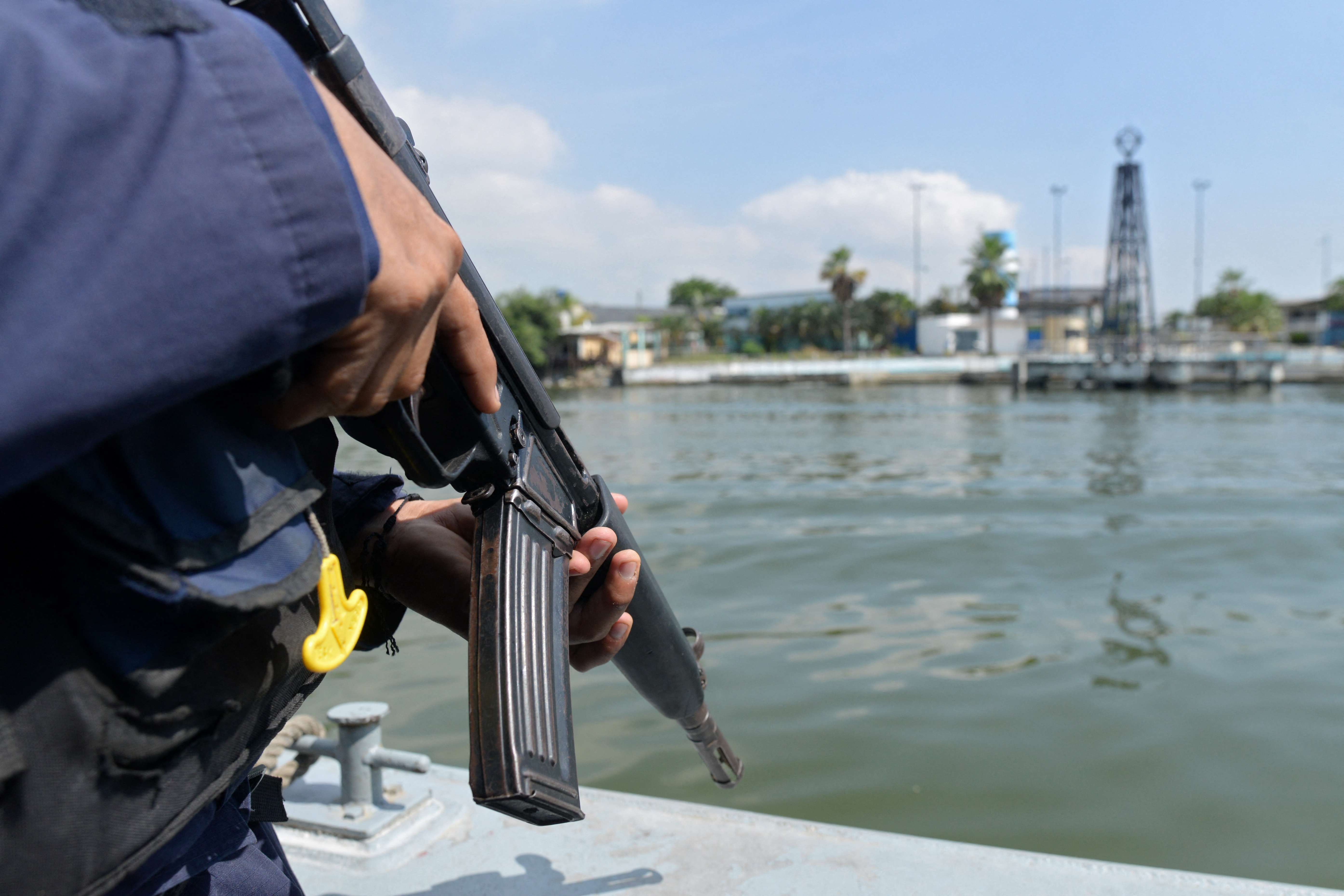 Imagen de referencia: Un miembro del Comando de Guardacostas de la Armada de Ecuador realiza una operación antinarcóticos cerca del puerto de Guayaquil, Ecuador, el 28 de marzo de 2024.