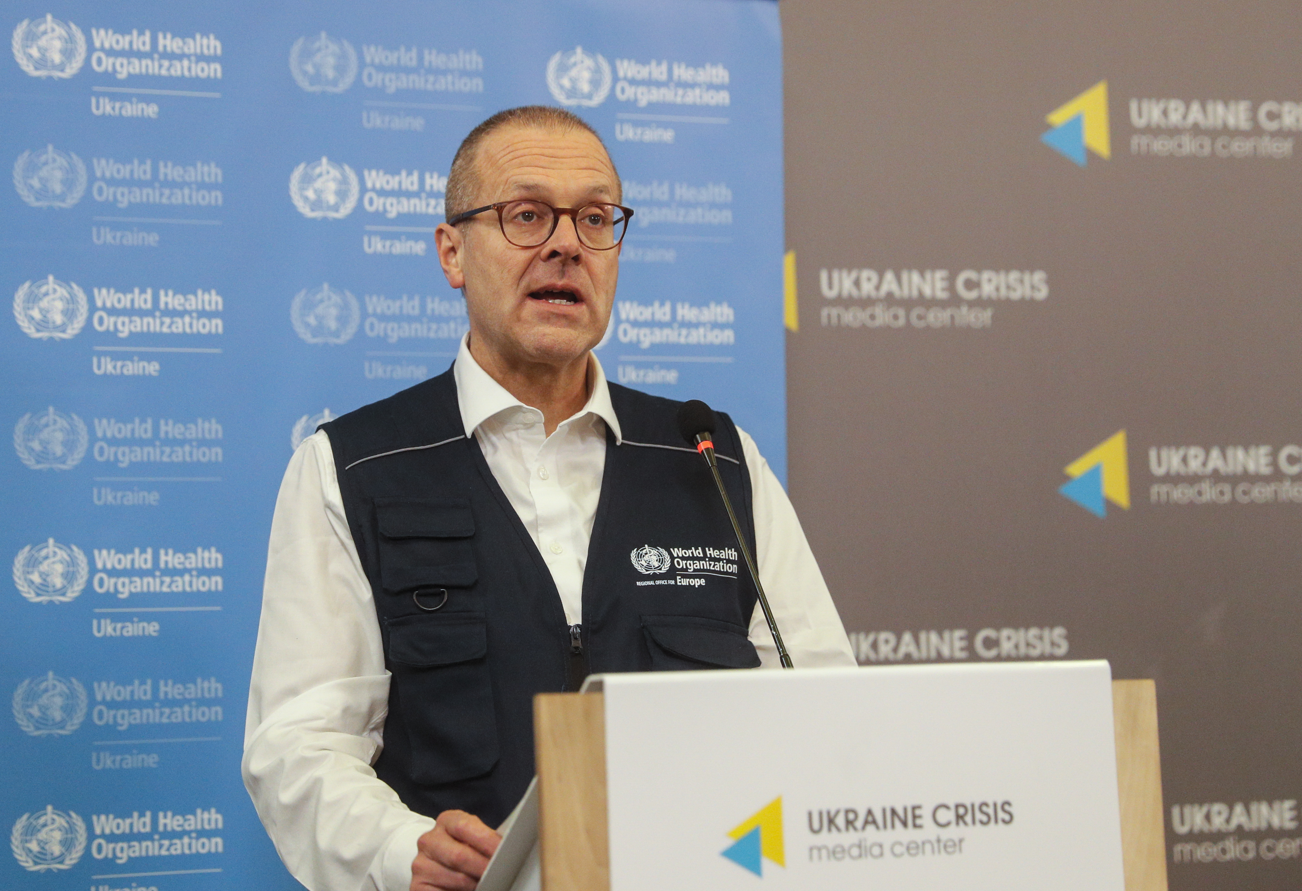 Kyiv (Ukraine), 21/11/2022.- Dr Hans Henri P. Kluge, World Health Organization (WHO) Regional Director for Europe, speaks during a press briefing in Kyiv (Kiev), Ukraine, 21 November 2022, amid Russia's invasion. WHO officials held a press briefing on the continuing health and energy impacts brought on by the war and the pandemic in Ukraine, including how the country's health system is being supported to prepare for the coming winter. Russian troops entered Ukraine on 24 February 2022 starting a conflict that has provoked destruction and a humanitarian crisis. (Rusia, Ucrania) EFE/EPA/SERGEY DOLZHENKO