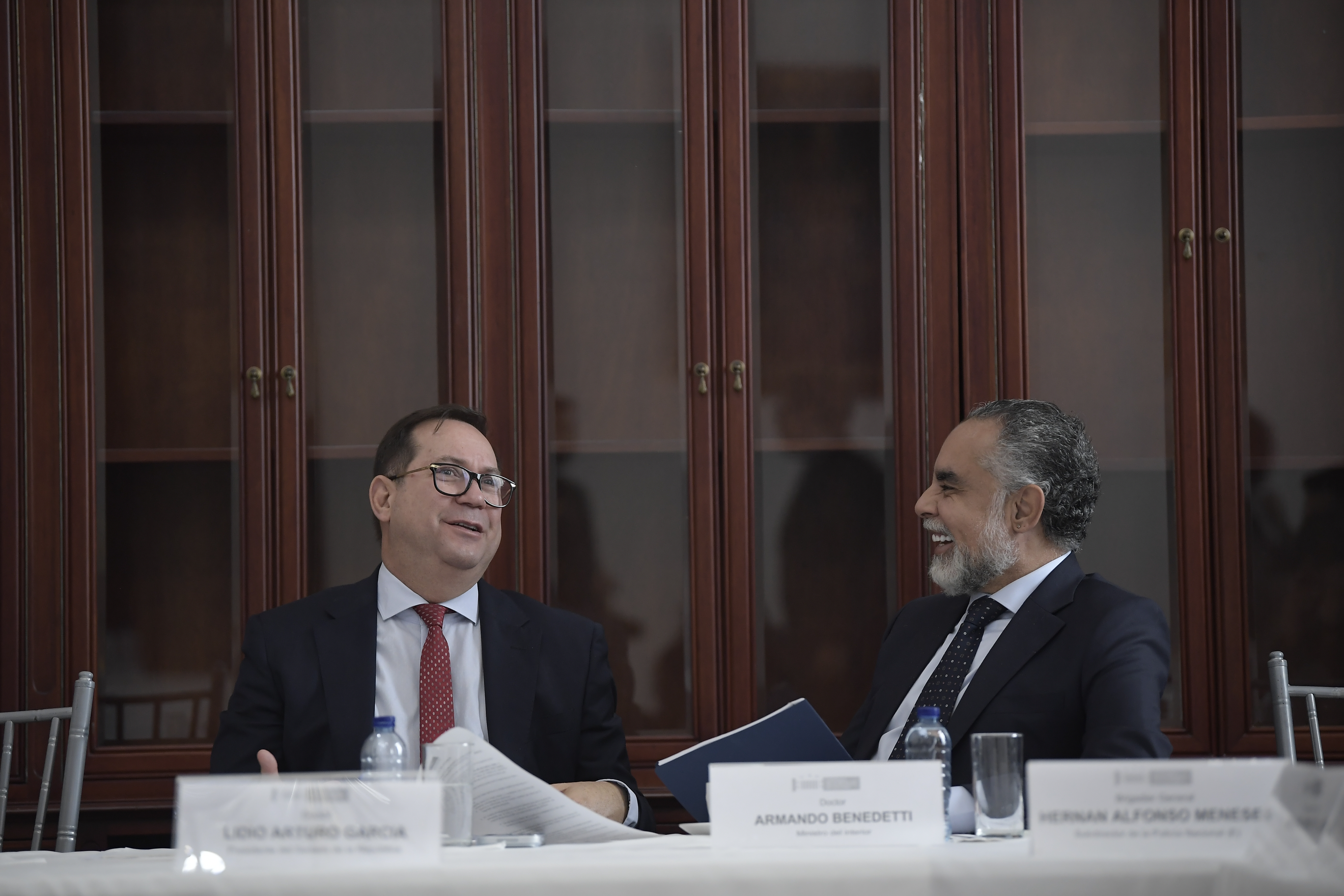 Javier Andres Baquero Maldonado, viceministro del Ministerio de Defensa Nacional; Lidio García Turbay, presidente del Senado y Armando Alberto Benedetti, ministro del Interior, en la reunión entre el gobierno y el congreso para trazar rutas de protección que frenen los ataques a líderes políticos de cara a las elecciones 2026.