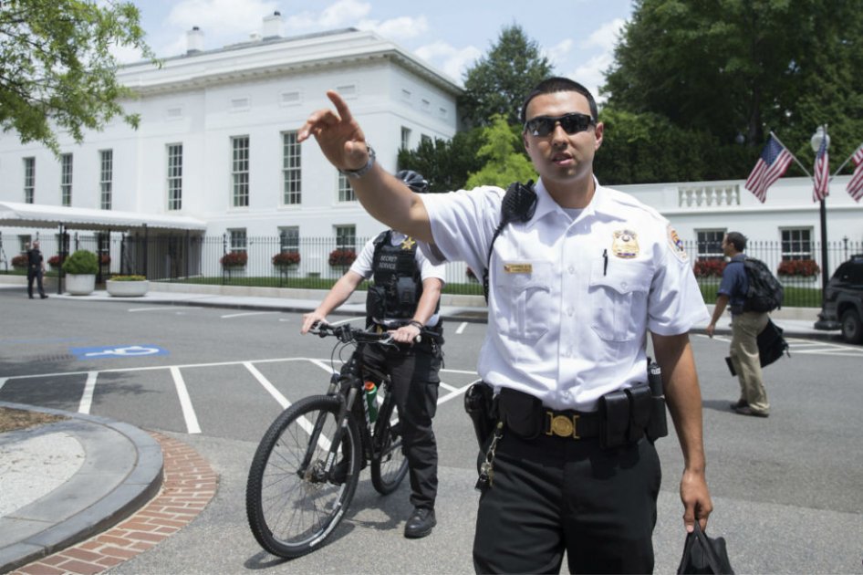 Miembros de la policía evacúan con caracter de emergencia el edificio Brady de la Casa Blanca en Washington, Estados Unidos. /EFE