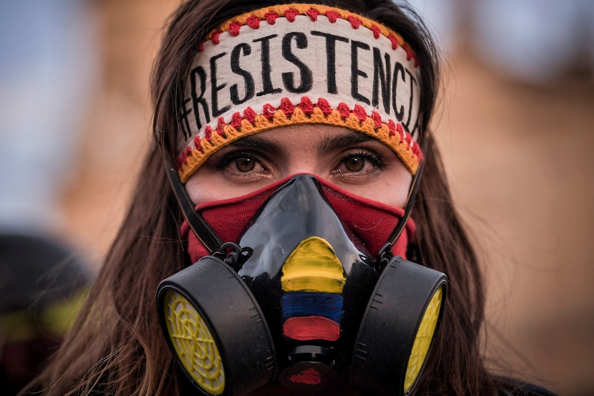 Una mujer durante protestas en Bogotá.