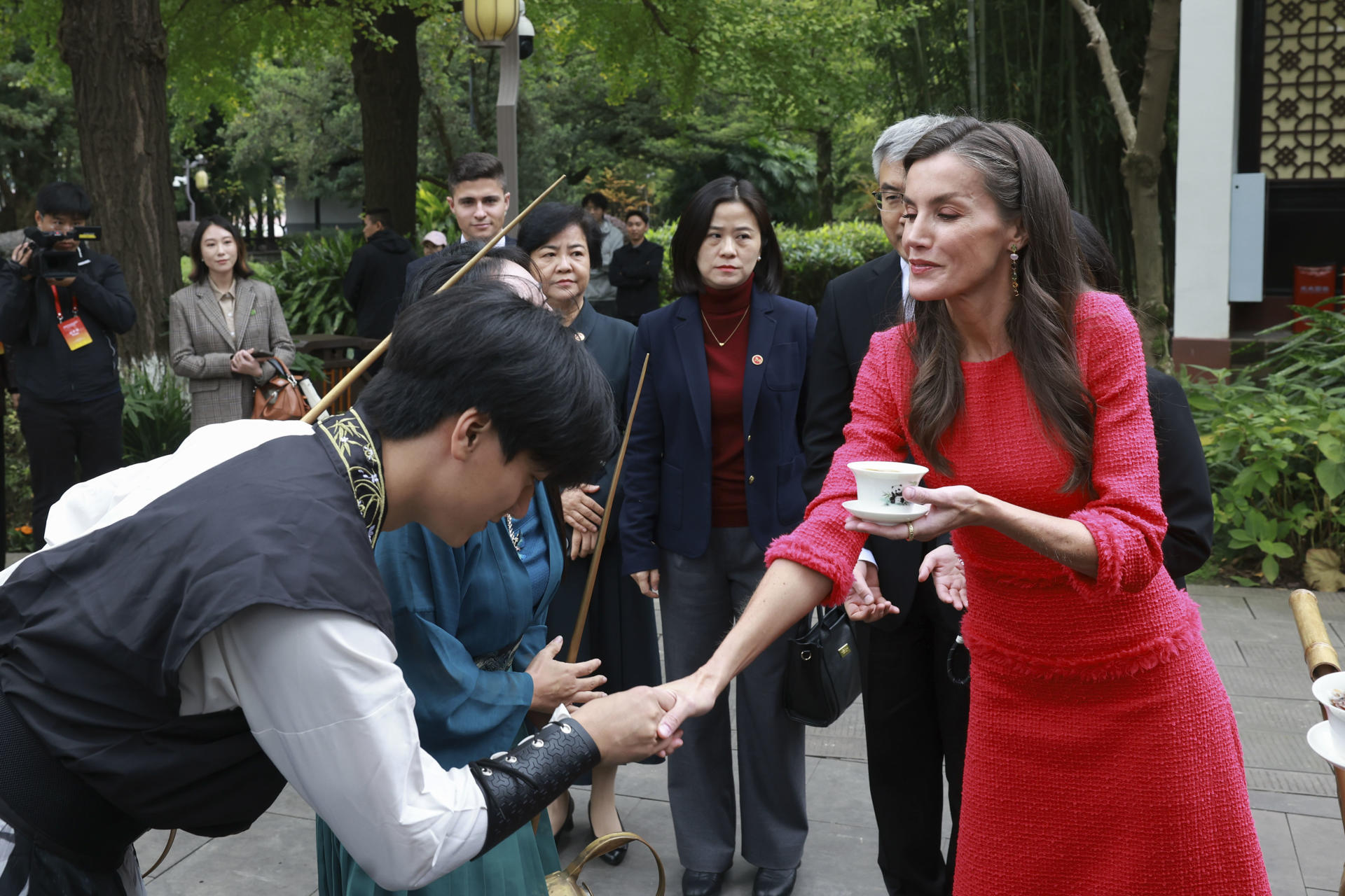 La reina Letizia deslumbró en China rescatando su vestido viral de tweed fucsia