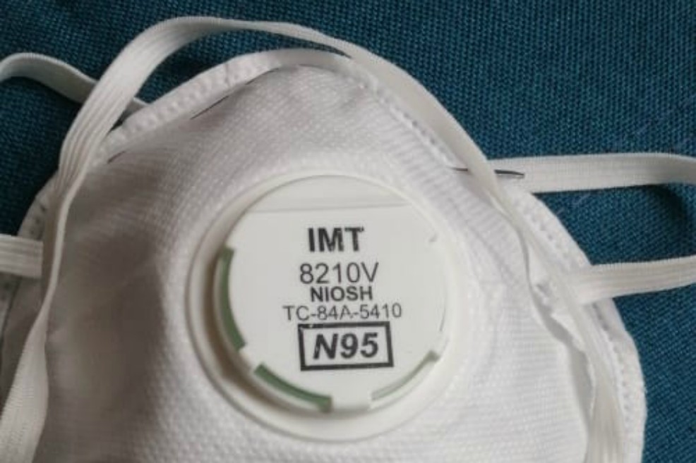 Primero se fijó en el número inscrito en la válvula: TC-84A-5410. Ese se supone que es el número de certificación NIOSH, la marca que certificael estándar de calidad de ese tipo de máscaras. Al revisar en la página de NIOSH comprobó su intuición. El número no correspondía a ninguna marca IMT sino a máscaras de la compañía 3M.