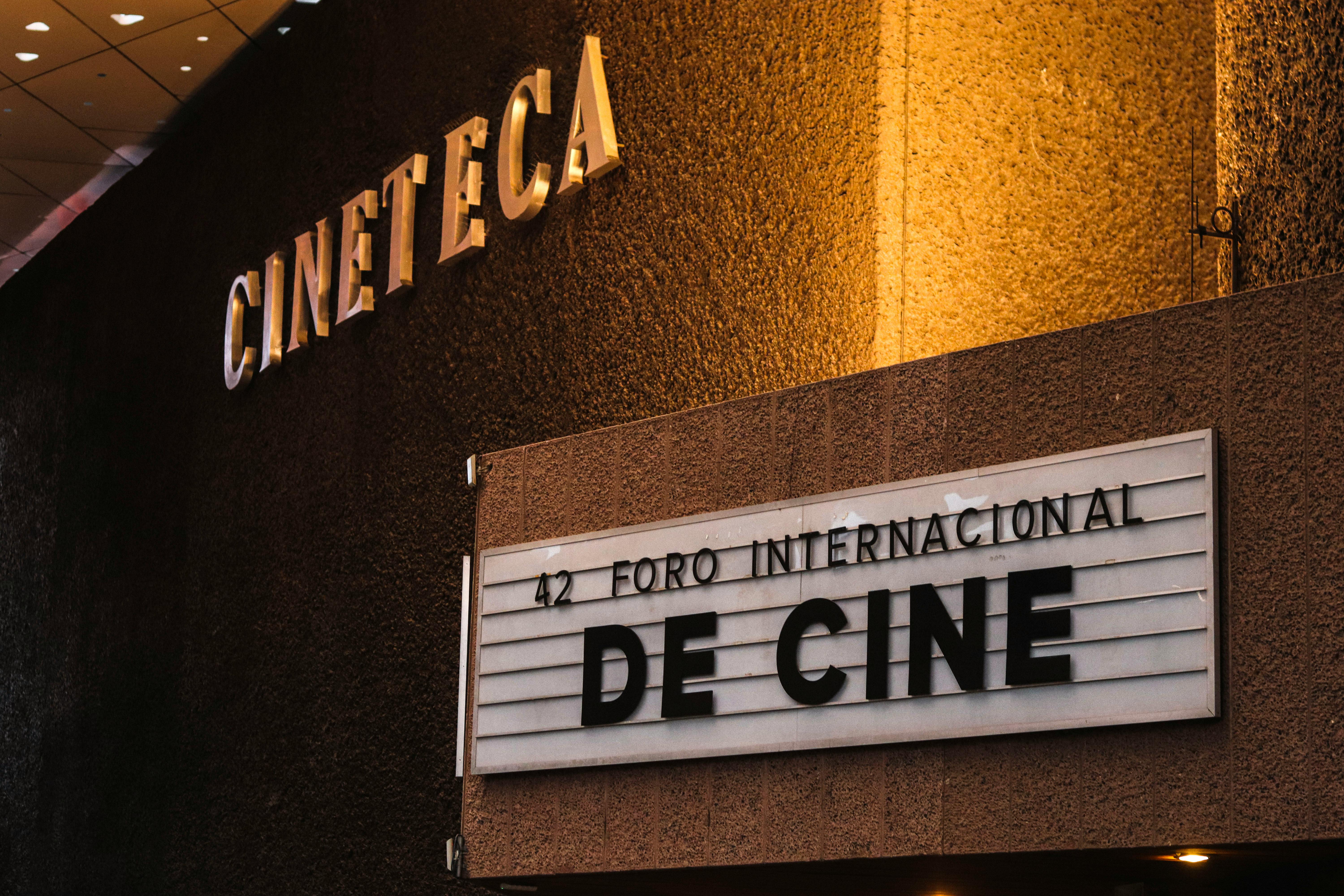 De acuerdo con la Independent Film & Television Alliance (IFTA), entre el 70% y el 90% de las películas producidas anualmente en el mundo son independientes.
