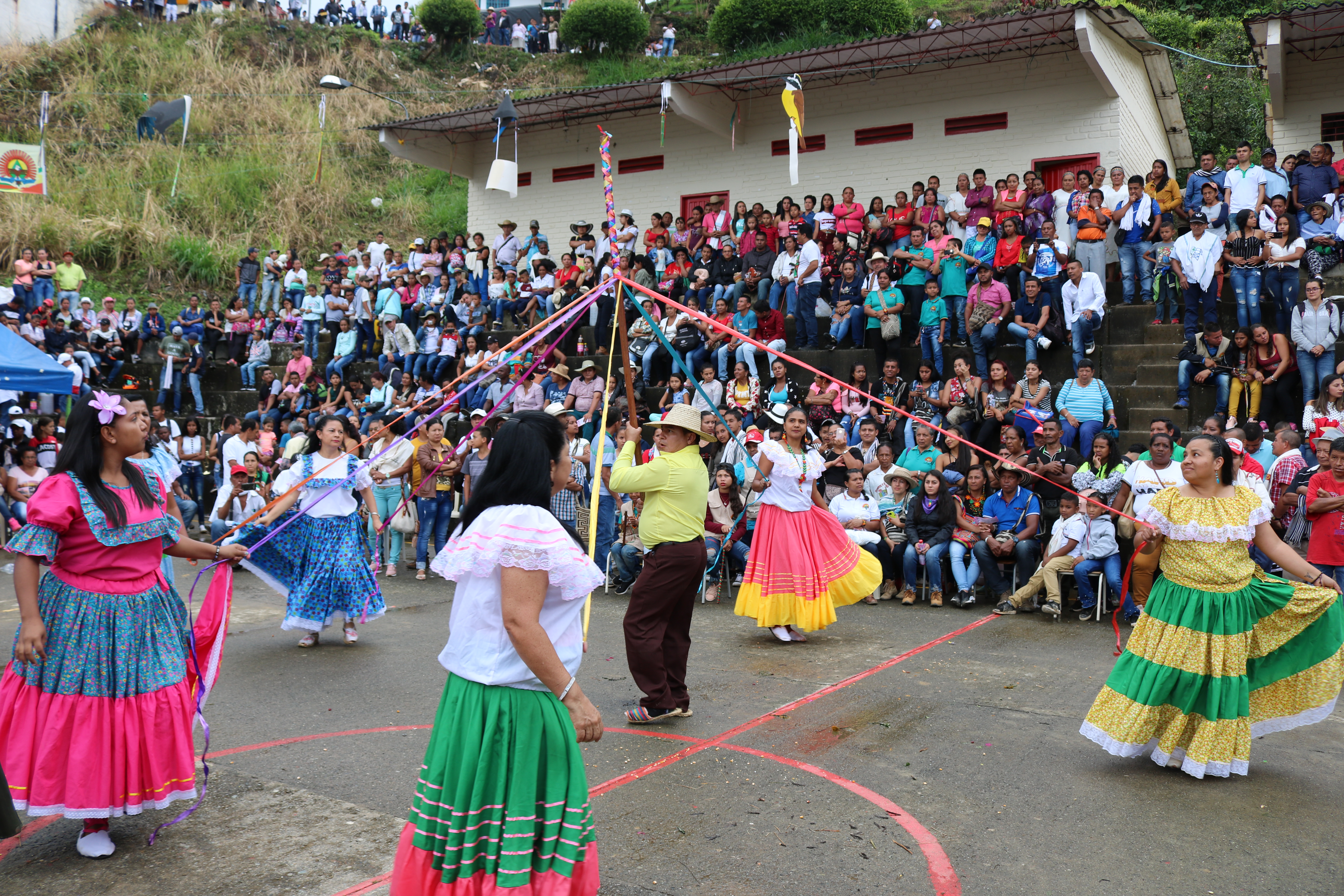 Danza tradicional en Cañamomo y Lomaprieta