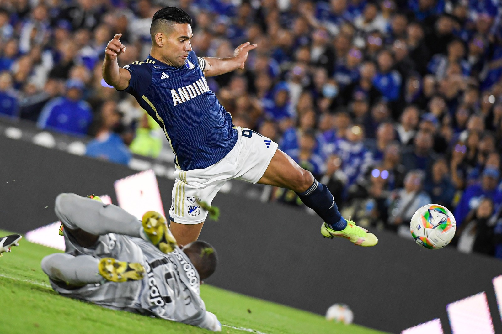 Radamel Falcao García todavía no ha podido marcar su primer gol con Millonarios. Tuvo tres opciones ante Nacional, pero no pudo concretar ninguna.