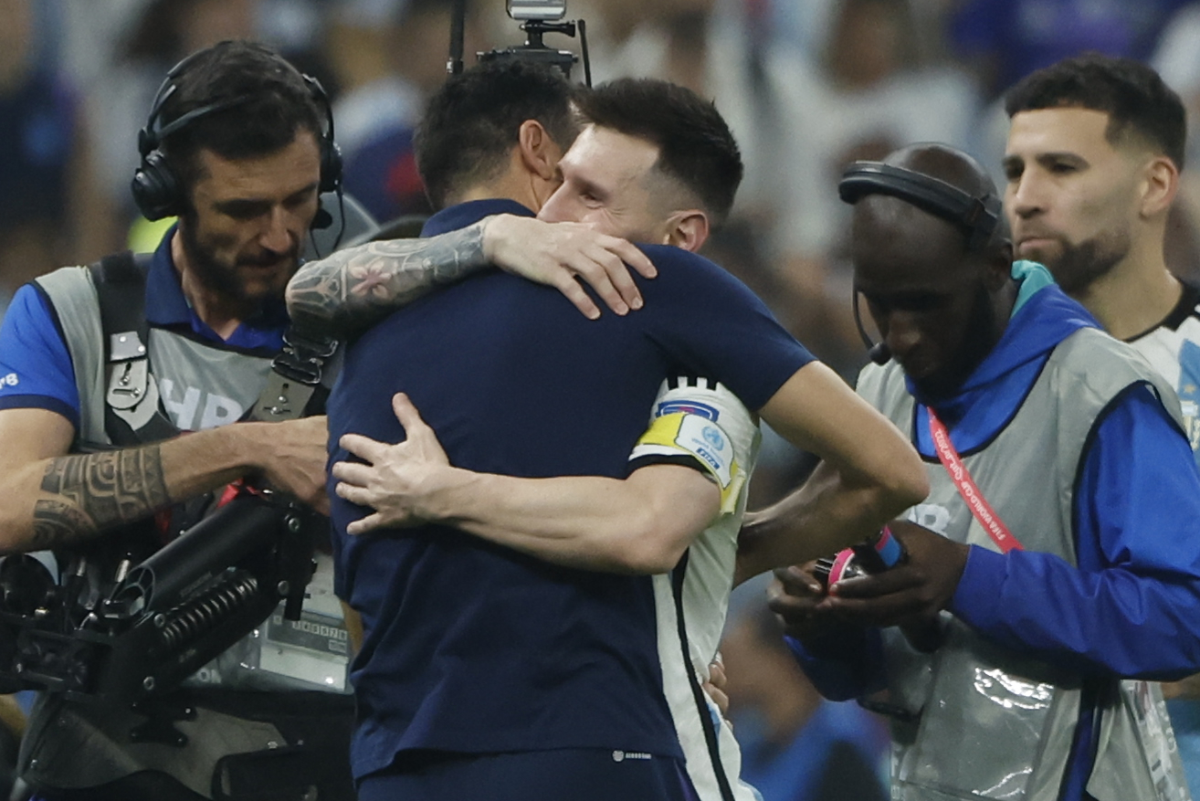GR2072. LUSAIL (CATAR), 13/12/2022.- Lionel Messi (d) de Argentina celebra con el seleccionador de Argentina Lionel Scaloni hoy, en un partido de semifinales del Mundial de Fútbol Qatar 2022 entre Argentina y Croacia en el estadio de Lusail (Catar). EFE/ Juanjo Martin
