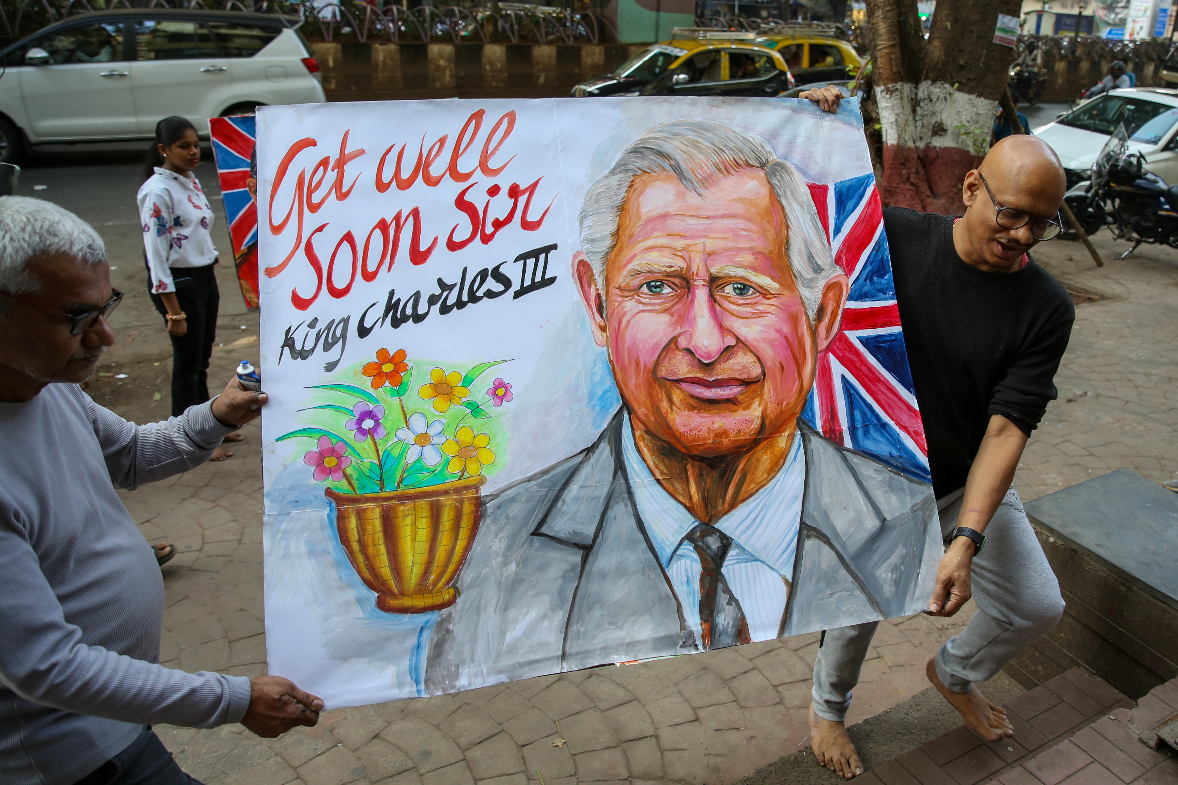 Mumbai (India), 05/02/2024.- Artists from Gurukul School of Art carry a portrait of British King Charles III in Mumbai, India, 06 February 2024. Buckingham Palace on 05 February announced Britain'Äôs King Charles III is being treated for cancer. (Reino Unido) EFE/EPA/DIVYAKANT SOLANKI