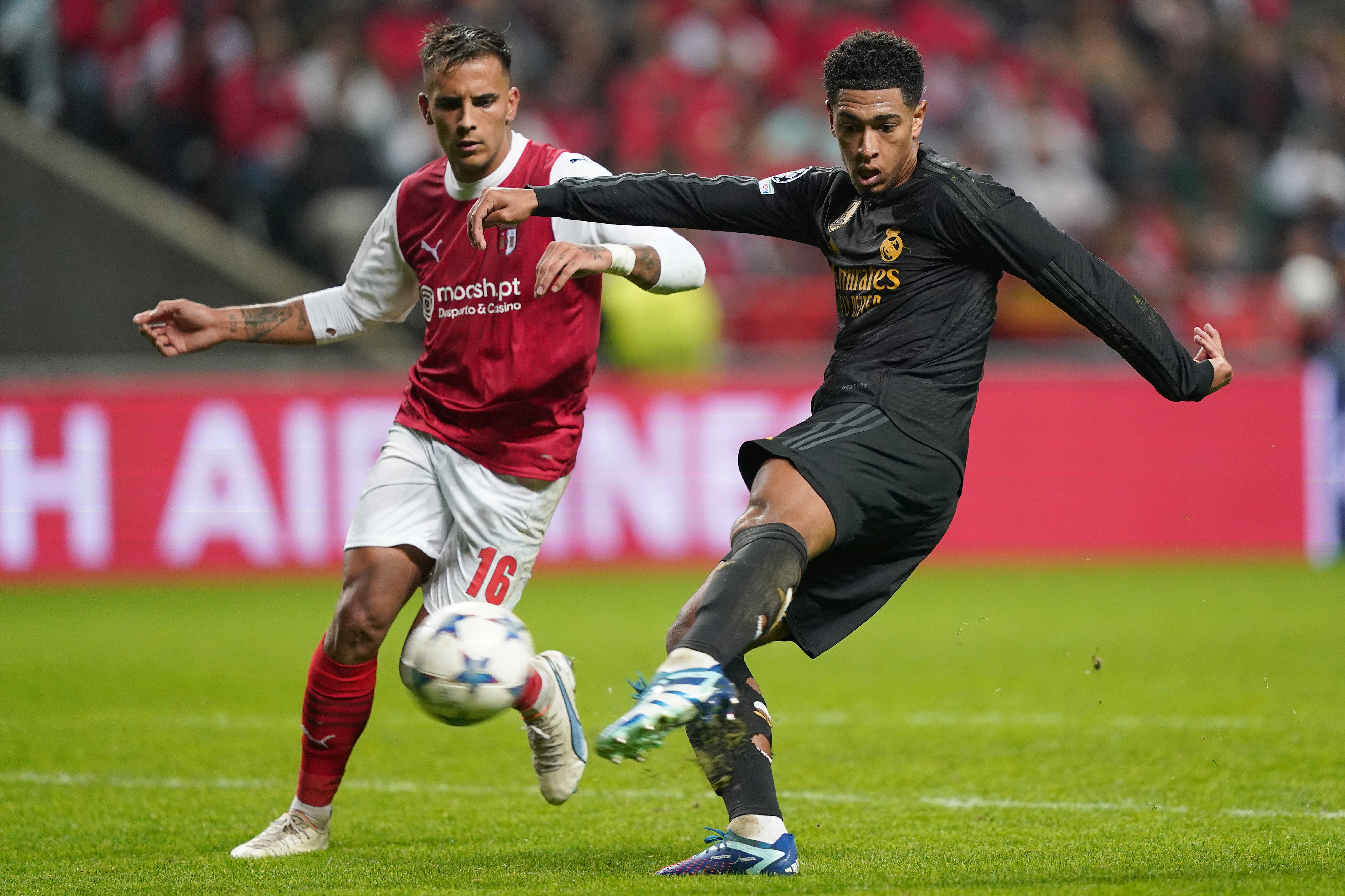 Braga (Portugal), 24/10/2023.- SC Braga´s Rodrigo Zalazar (L) in action against Real Madrid´s Jude Bellingham during the UEFA Champions League group C soccer match between SC Braga and Real Madrid, in Braga, Portugal, 24 October 2023. (Liga de Campeones) EFE/EPA/HUGO DELGADO