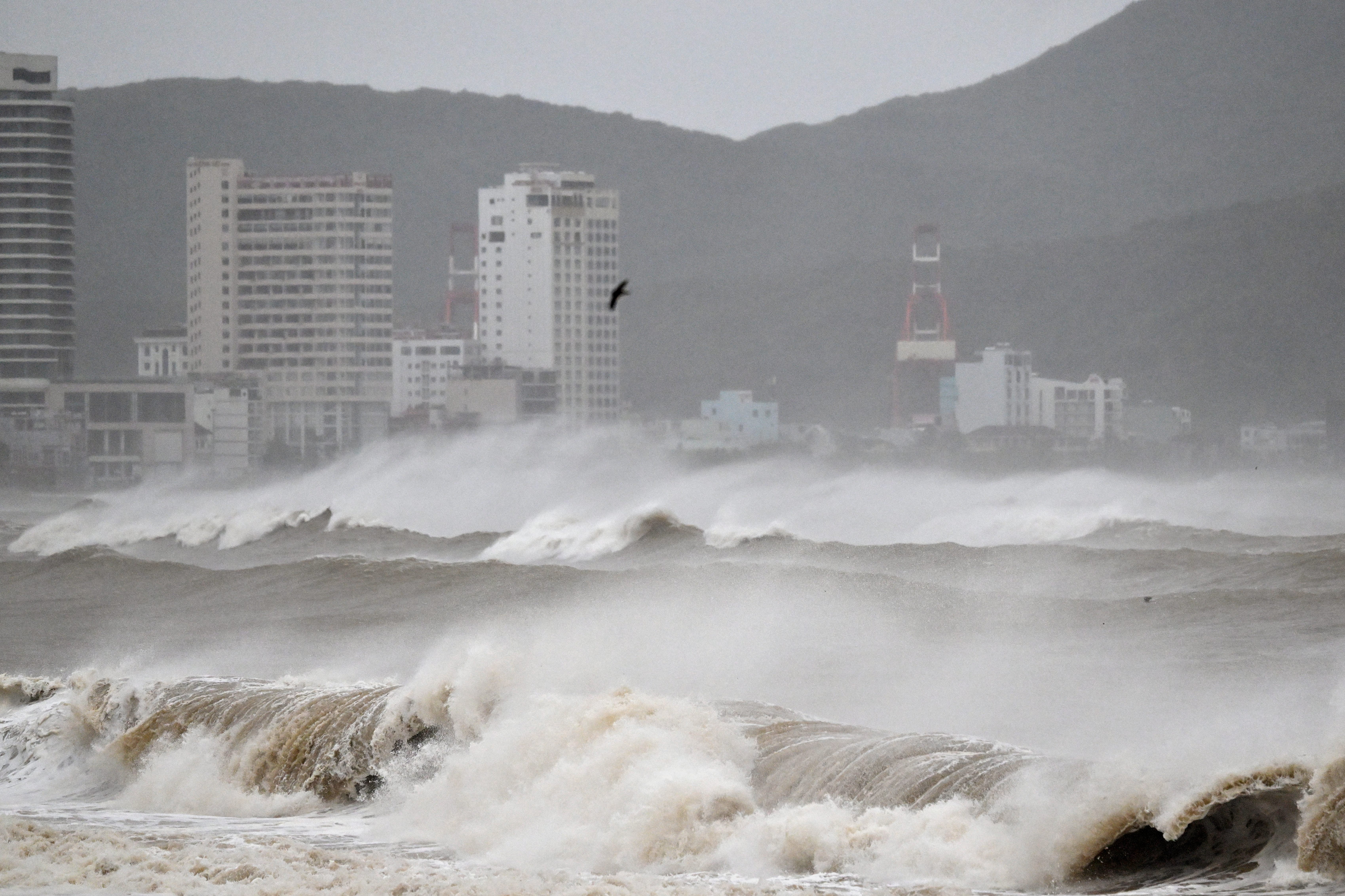 Tifón Kalmaegi toca tierra en Vietnam tras dejar más de 140 muertos en Filipinas