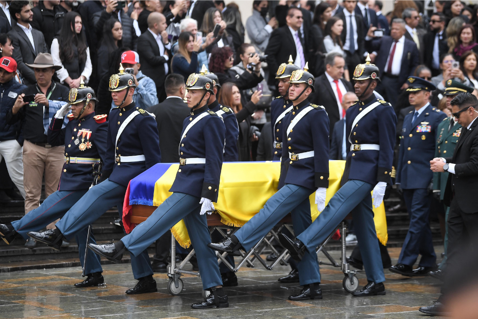 El féretro del asesinado senador y precandidato Miguel Uribe es llevado, este 13 de agosto, a la Catedral Primada de Bogotá.