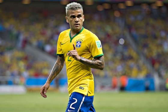 Dani Alves vestirá el brazalete blanco de la capitanía. Foto: AFP
