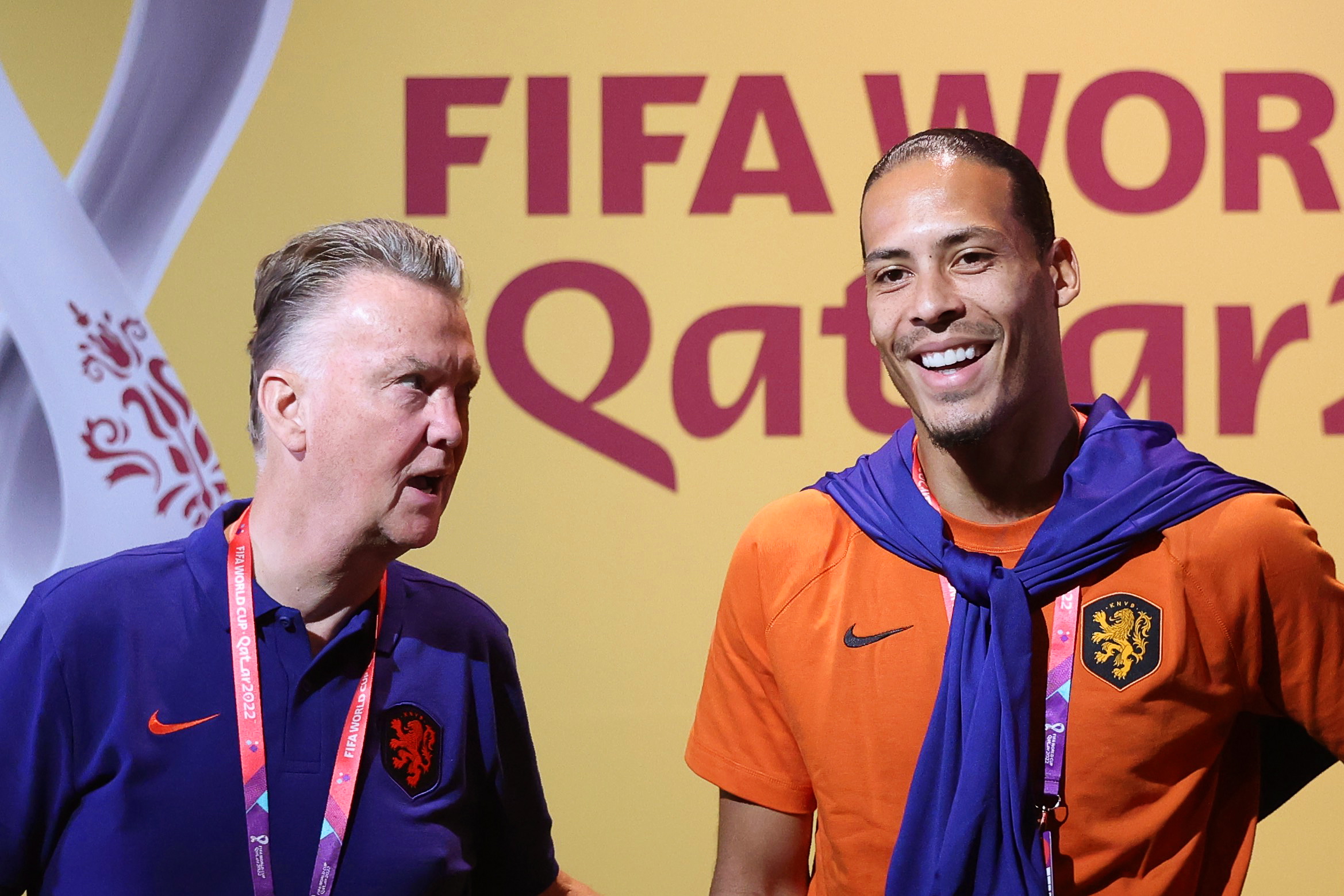 Doha (Qatar), 20/11/2022.- Netherlands national soccer team head coach Louis van Gaal (L) and Virgil van Dijk (R) arrive at the green carpet before a press conference at the Qatar National Convention Center (QNCC) in Doha, Qatar, 20 November 2022. The Netherlands will face Senegal in their first group A match of the FIFA World Cup Qatar 2022 on 21 November. (Mundial de Fútbol, Países Bajos; Holanda, Catar) EFE/EPA/ABIR SULTAN